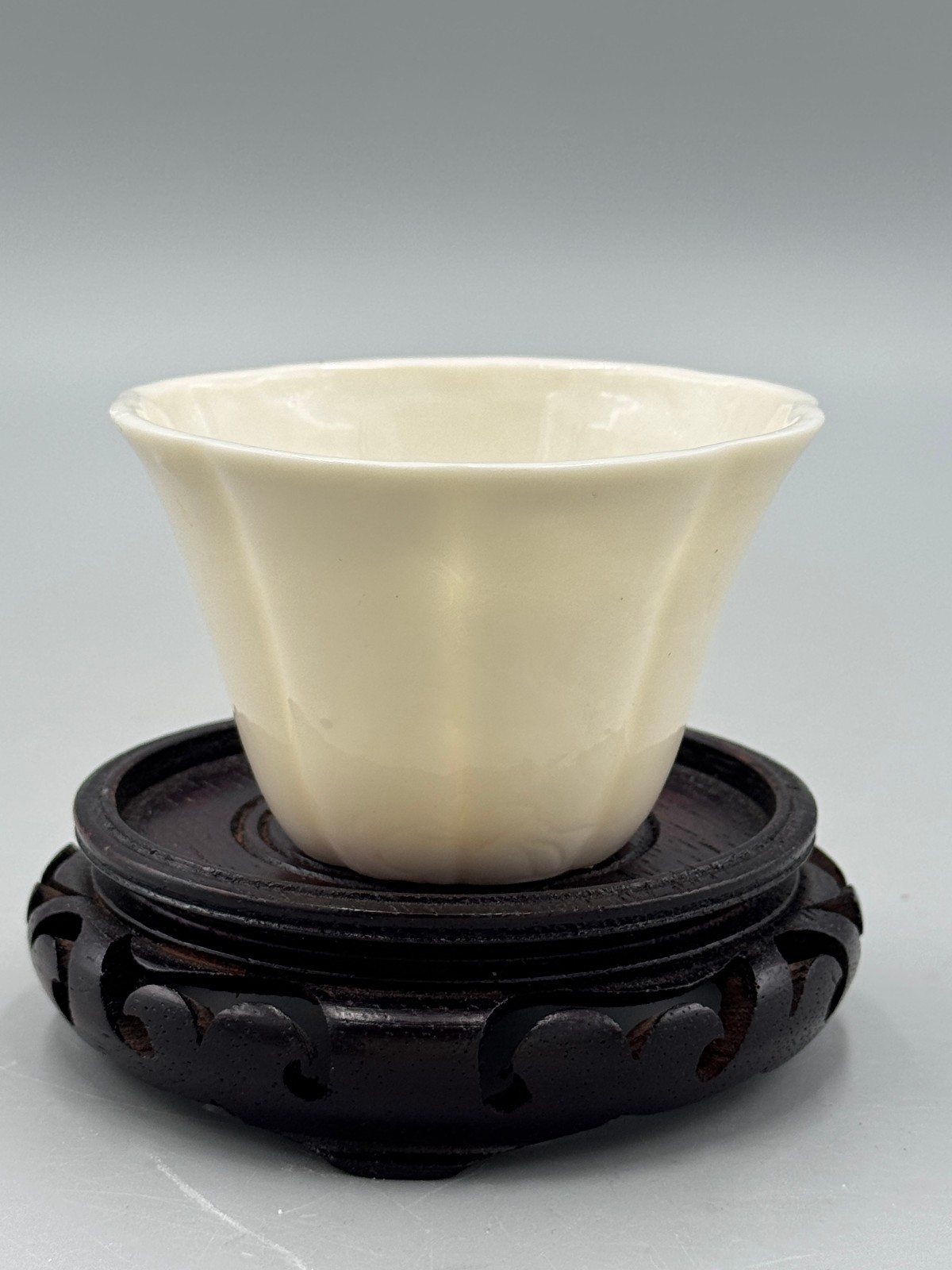 Antique Chinese 20th c. Dehua White Porcelain Incised Crane Pattern Tea Cup