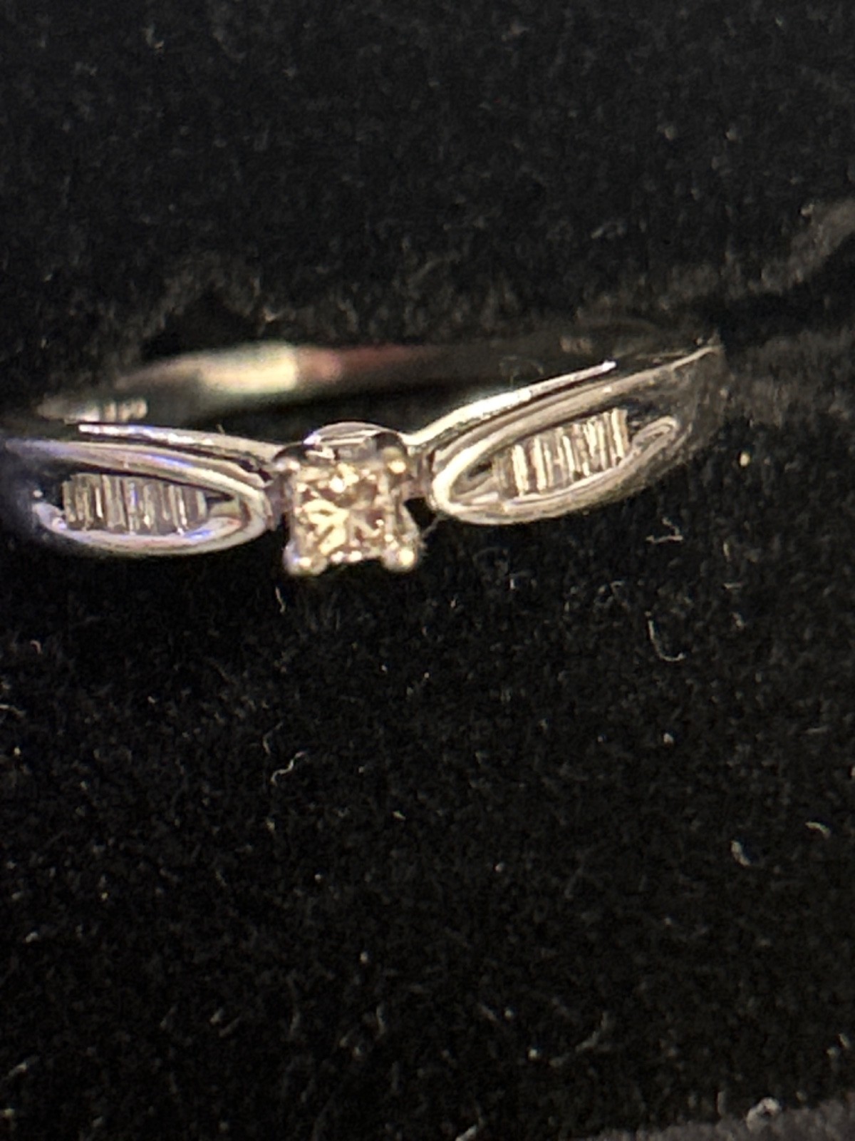 10k white dimond ring size 7, weight 2.32 g 10k white dimond ring size 7, weight 2.32 g