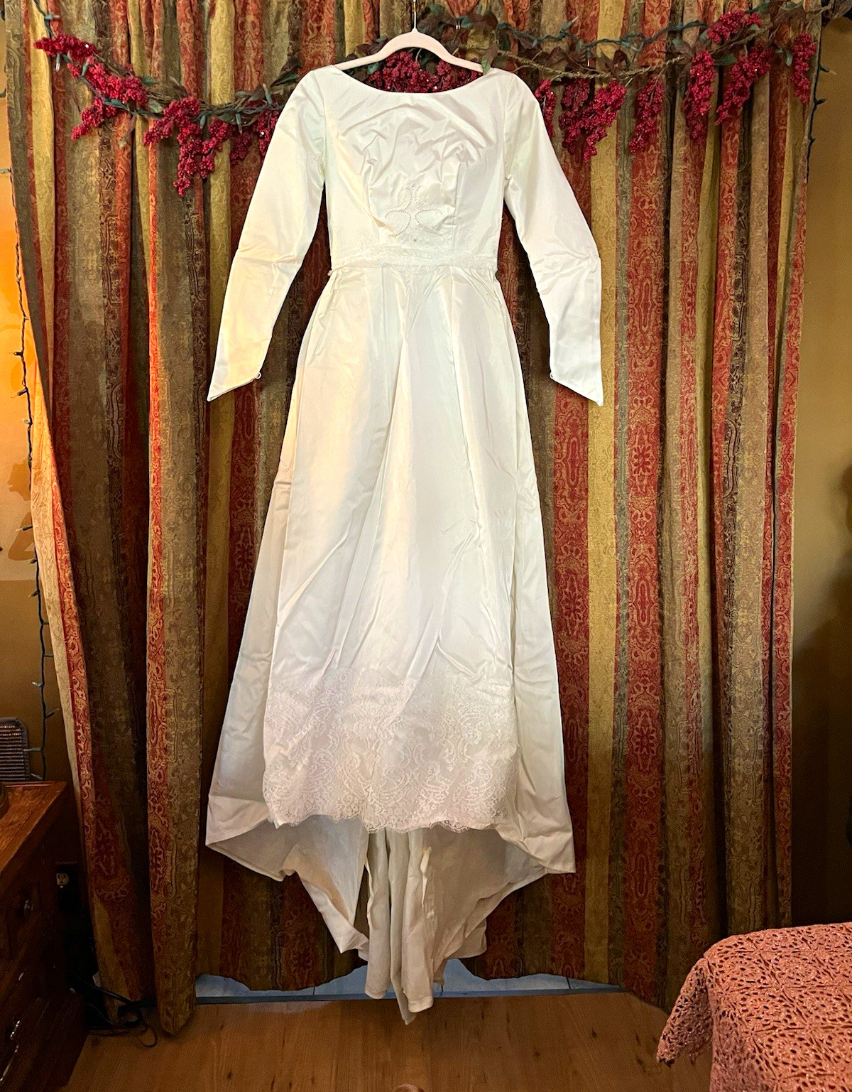 True Vintage Late 1950s / Early 1960s Silk Taffeta & Lace Wedding Gown