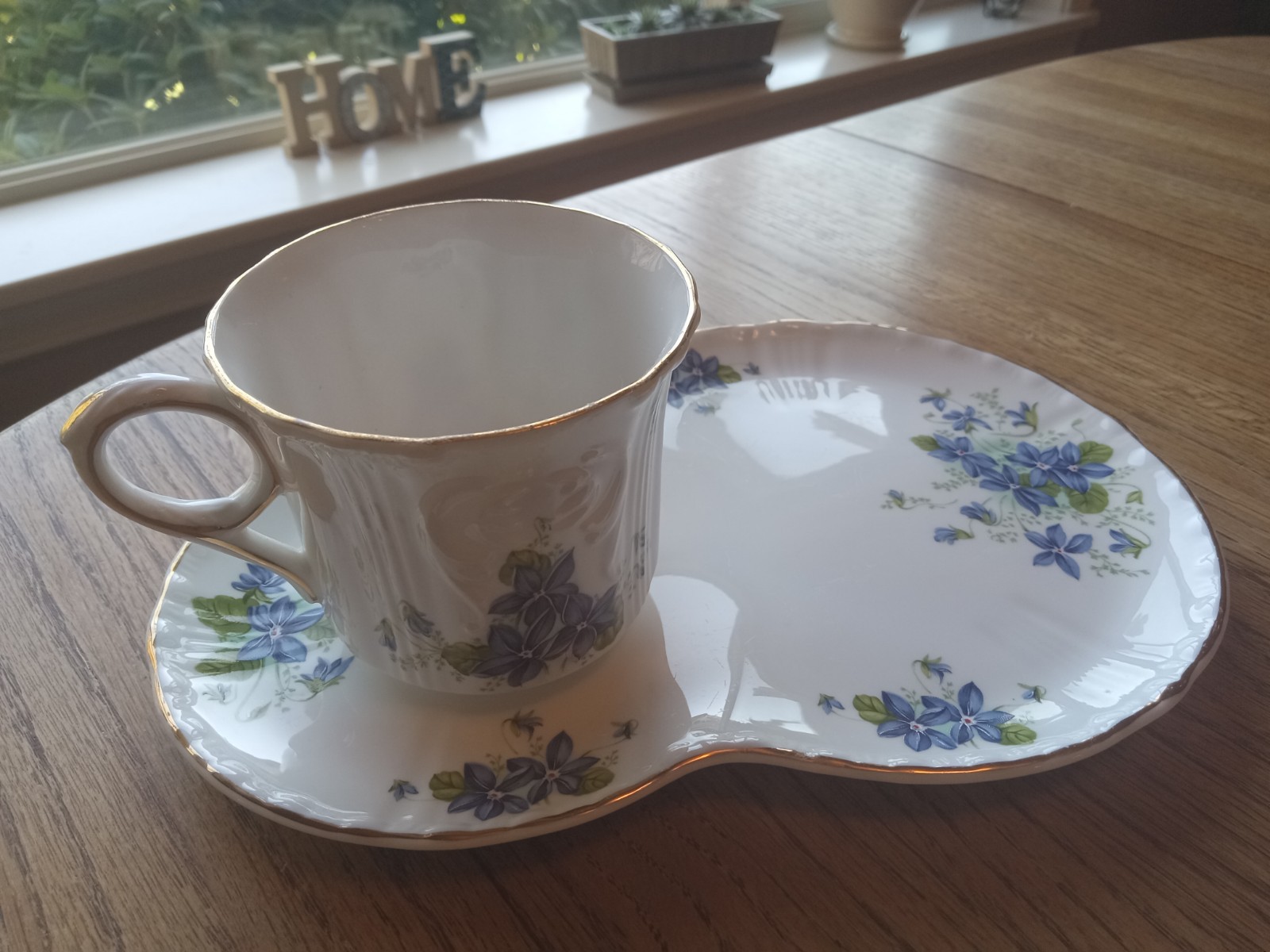 Royal Grafton Bone China Jacobean Violets Pattern Teactgup & Snackplate Rare Vtg
