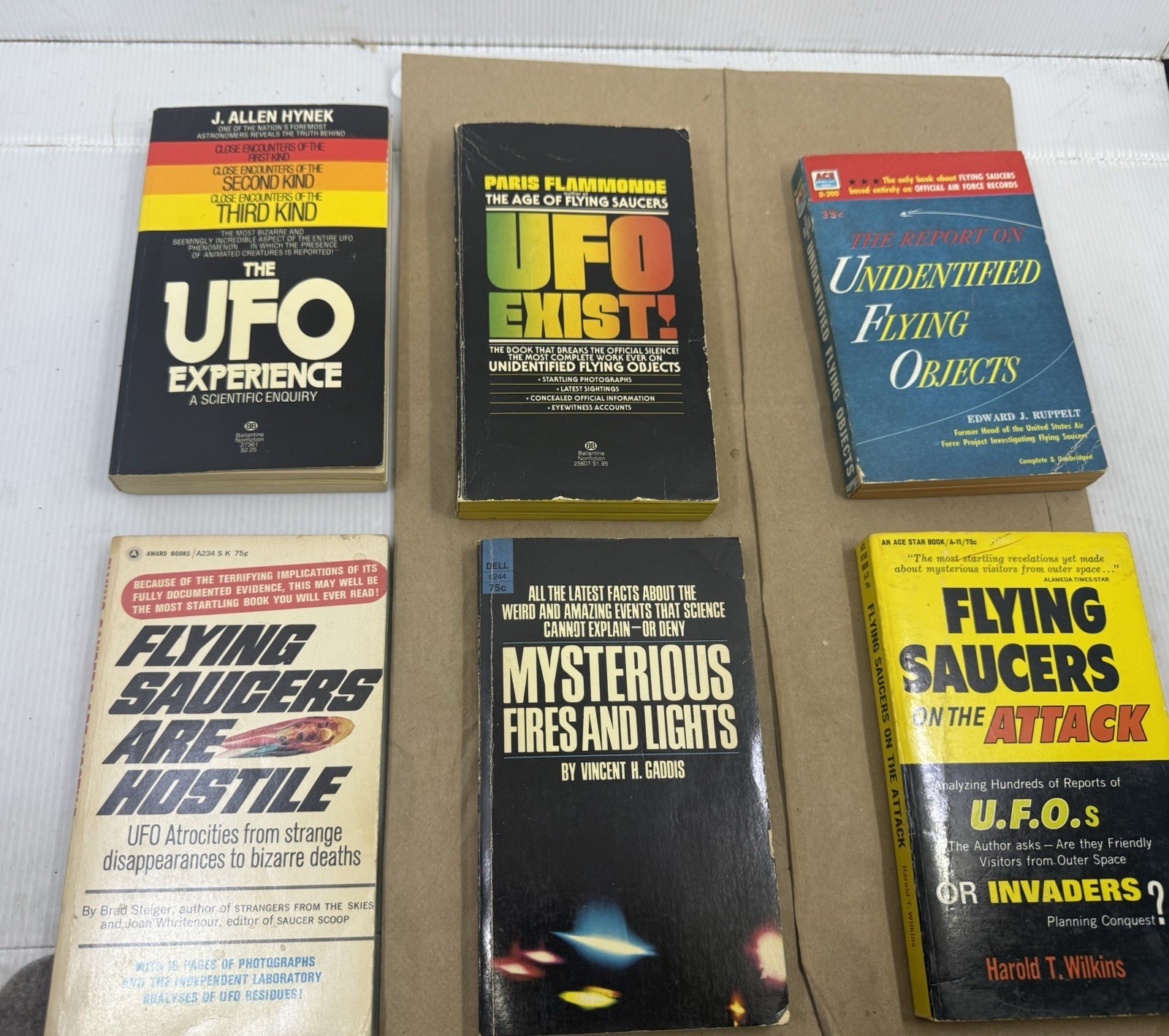 6 Vintage UFO space saucer, Aliens paperback books 6 Vintage UFO space saucer, Aliens paperback books