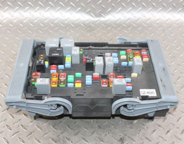 2010-2014 GMC Yukon Engine Fuse Box Relay Module OEM