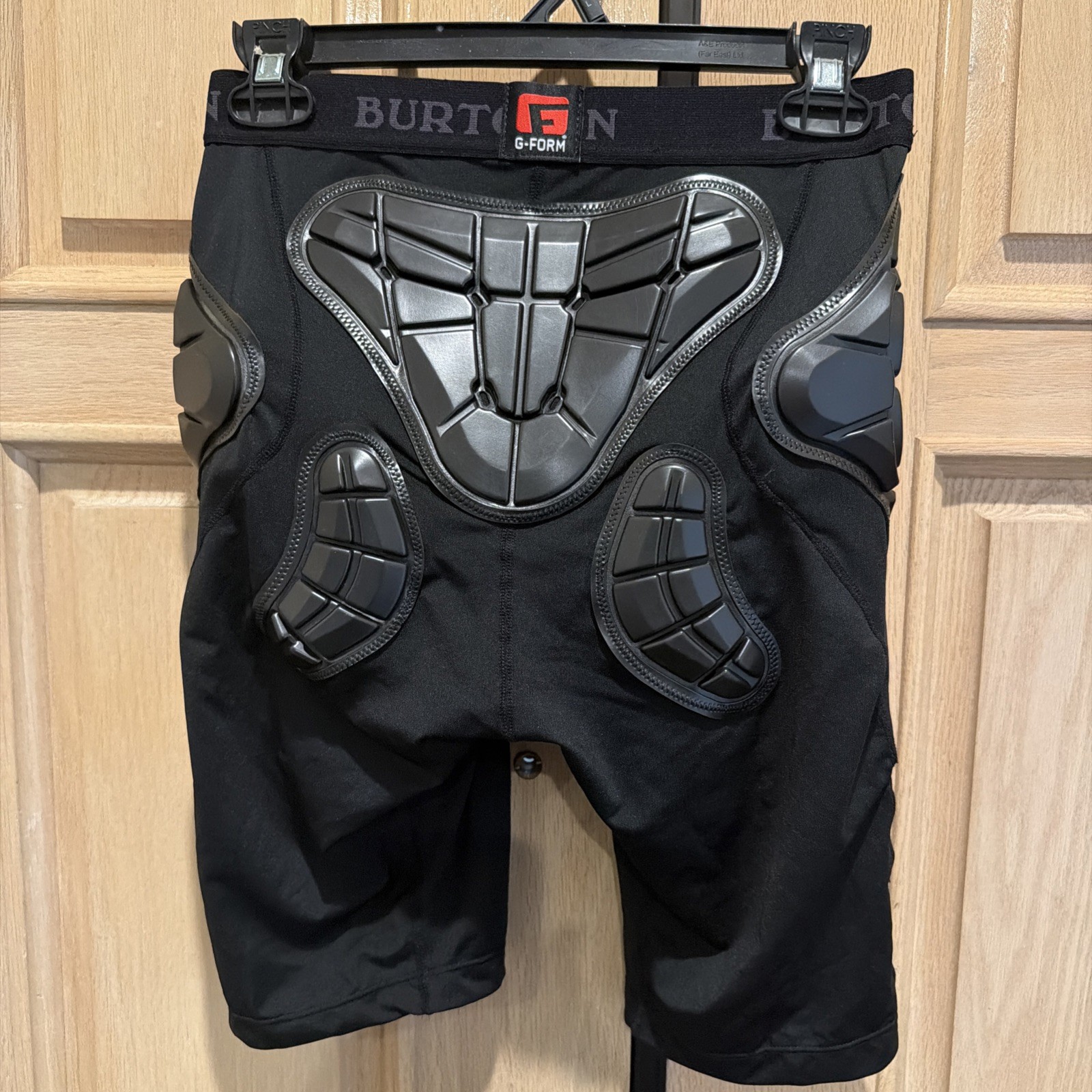 Burton men\'s total impact short dry ride G Form Padding size small 