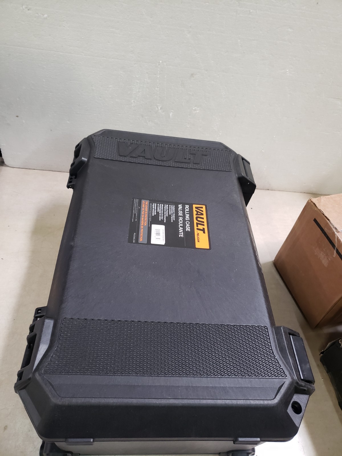 Pelican V525 Vault Rolling Case with Foam, Black