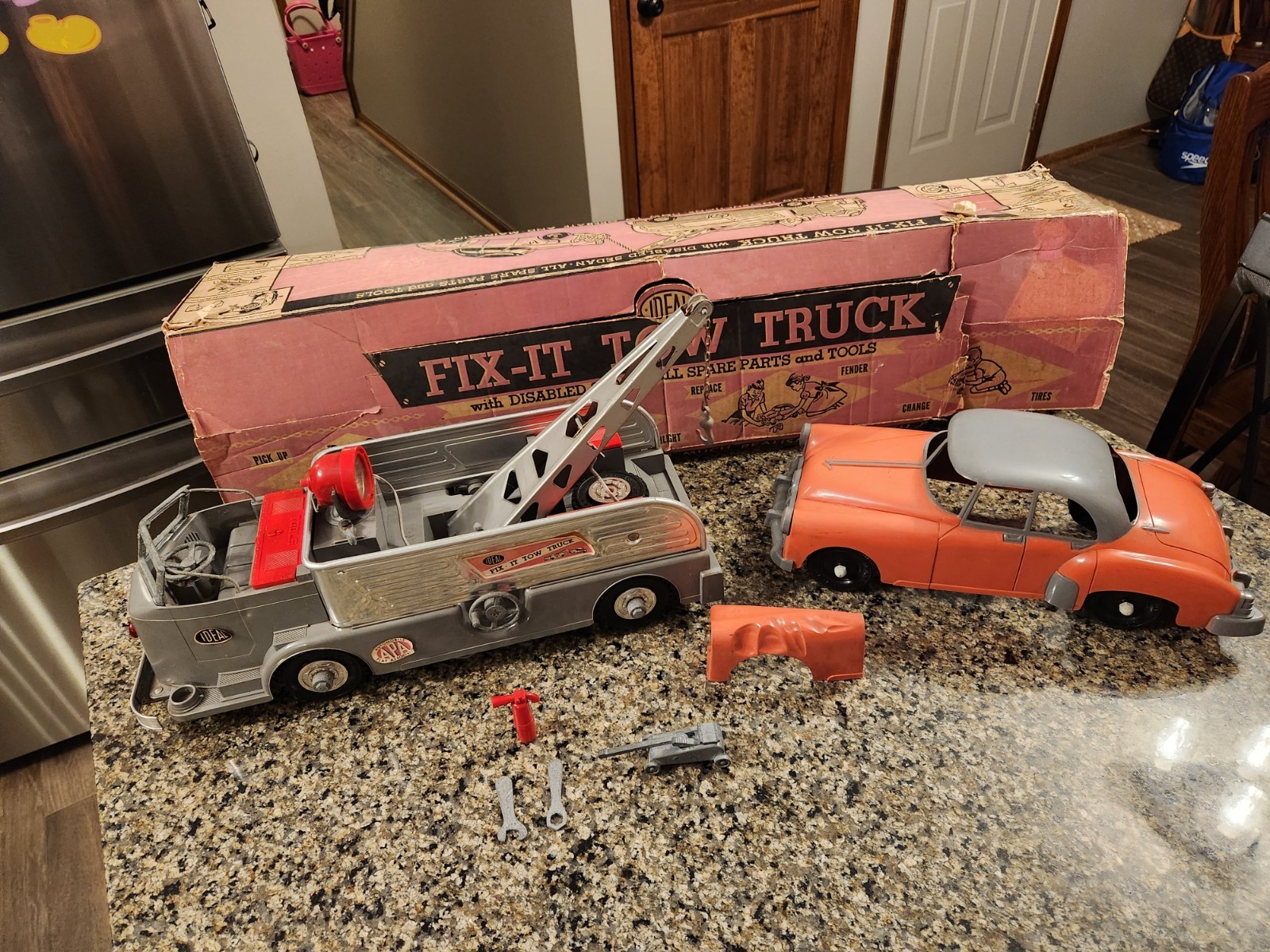 Vintage and Rare 1950'S IDEAL TOY COMPANY FIX-IT TOW TRUCK WORKING with Box