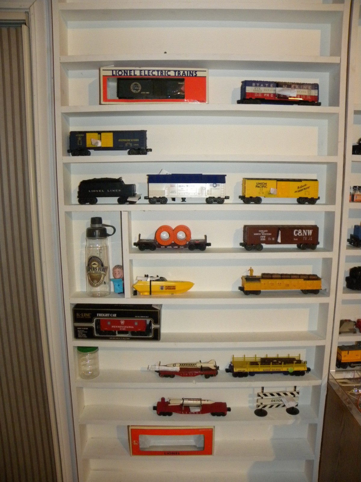 Mostly Lionel trains & non Lionel accessories - Getng out of hobby due to health