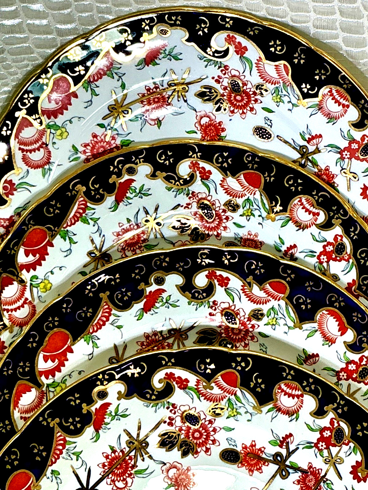 Royal Crown Derby Melton Imari 10” Set of 4 Dinner Plates Cobalt Blue Gold Red. Royal Crown Derby Melton Imari 10” Set of 4 Dinner Plates Cobalt Blue Gold Red.