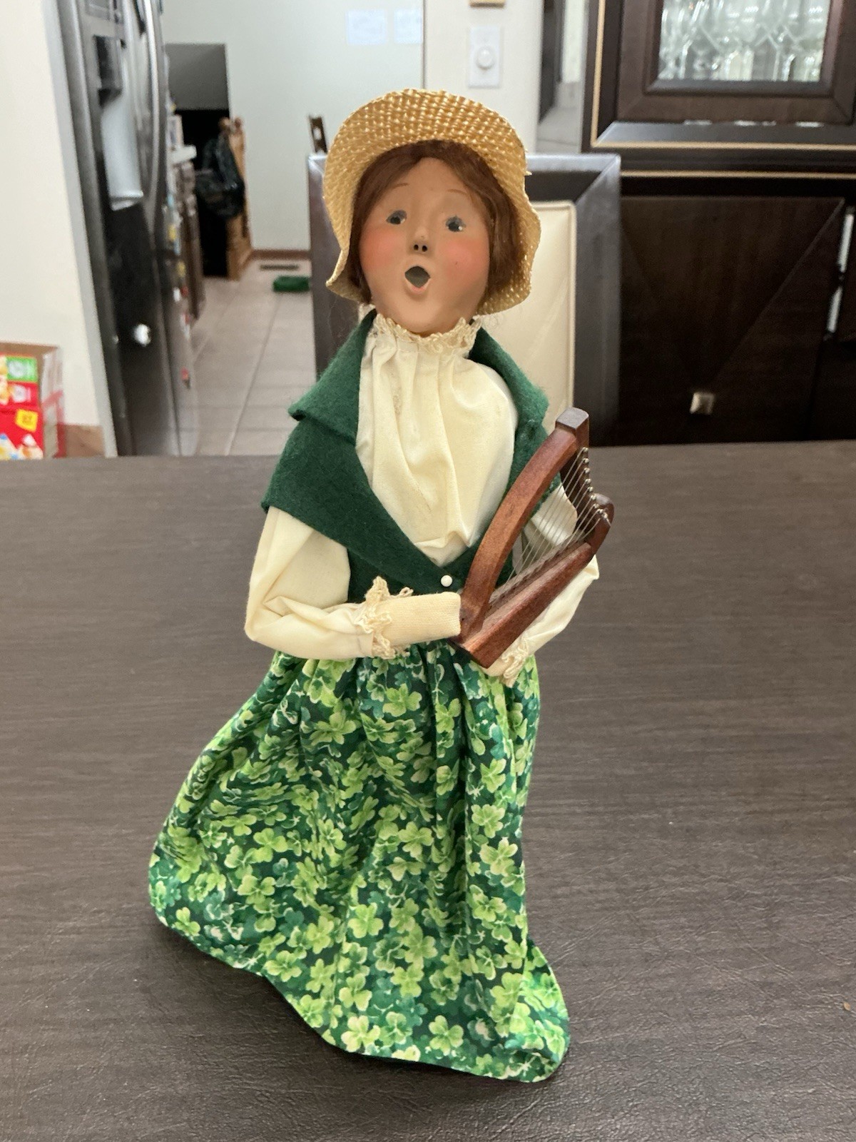 BYERS CHOICE 2002 ST. PATRICK'S DAY IRISH GIRL WITH HARP BYERS CHOICE 2002 ST. PATRICK'S DAY IRISH GIRL WITH HARP