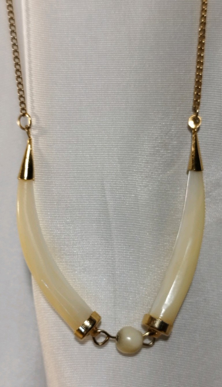 Vintage Genuine Mother Of Pearl Tusk Horn Gold Tone Collar Necklace 17.5\