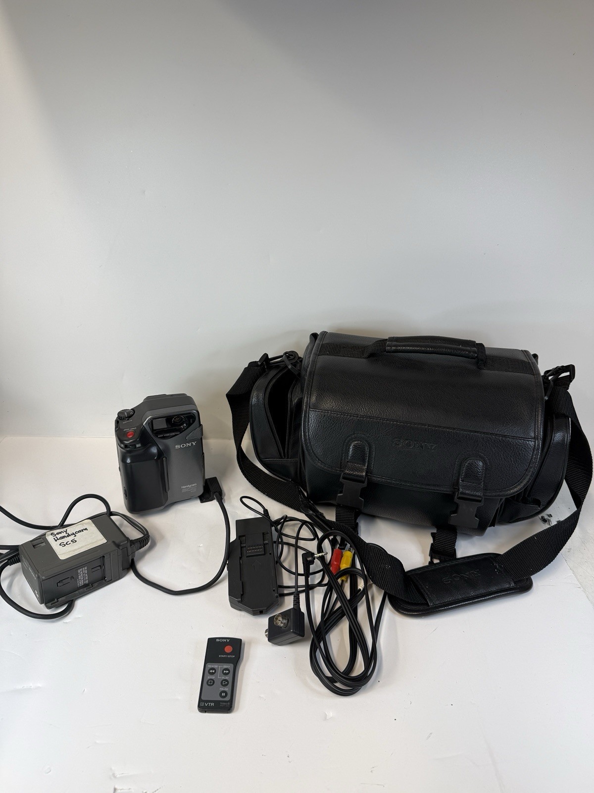 Sony Handycam CCD-SC5 Camcorder Tested  & Working w/charger & RFU Adapter, Bag