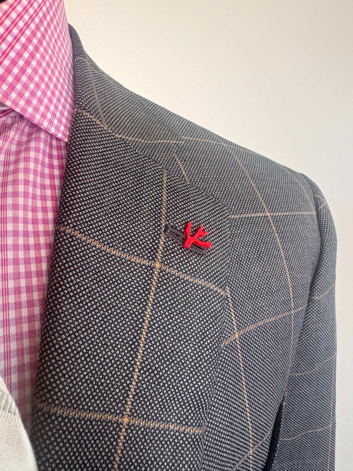 $4495.00 ISAIA Modern 2-Button Sport Jacket & Coral Lapel Pin 42 R e52 $4495.00 ISAIA Modern 2-Button Sport Jacket & Coral Lapel Pin 42 R e52