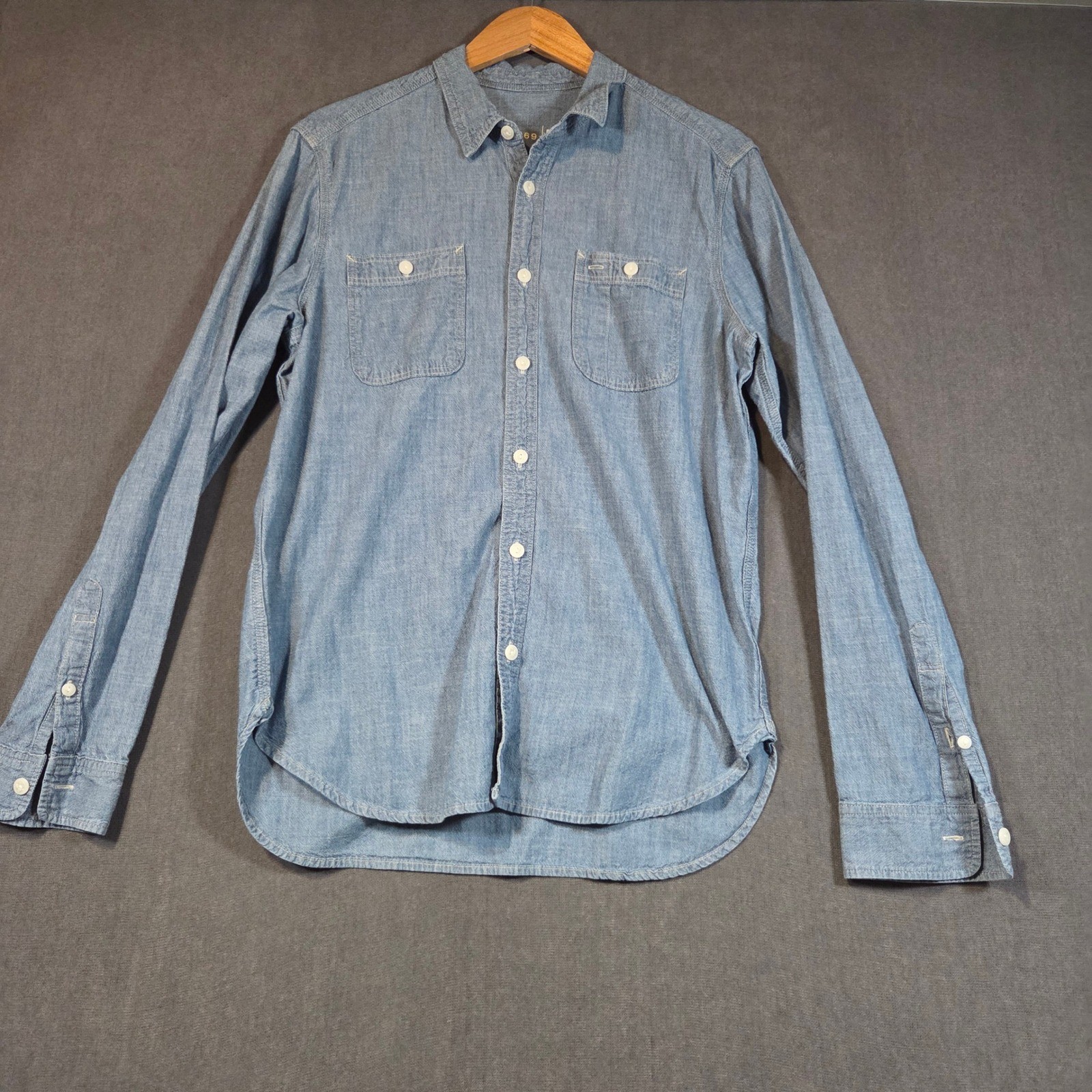 Gap 1969 Chambray Shirt Mens Medium Blue Long Sleeve Cotton Button Down 516341 Gap 1969 Chambray Shirt Mens Medium Blue Long Sleeve Cotton Button Down 516341