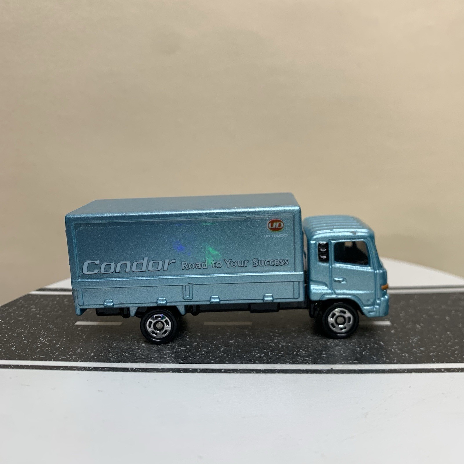 2012 Takara Tomy Tomica #31 UD Trucks Condor Box Truck Light Blue Metallic 1:64