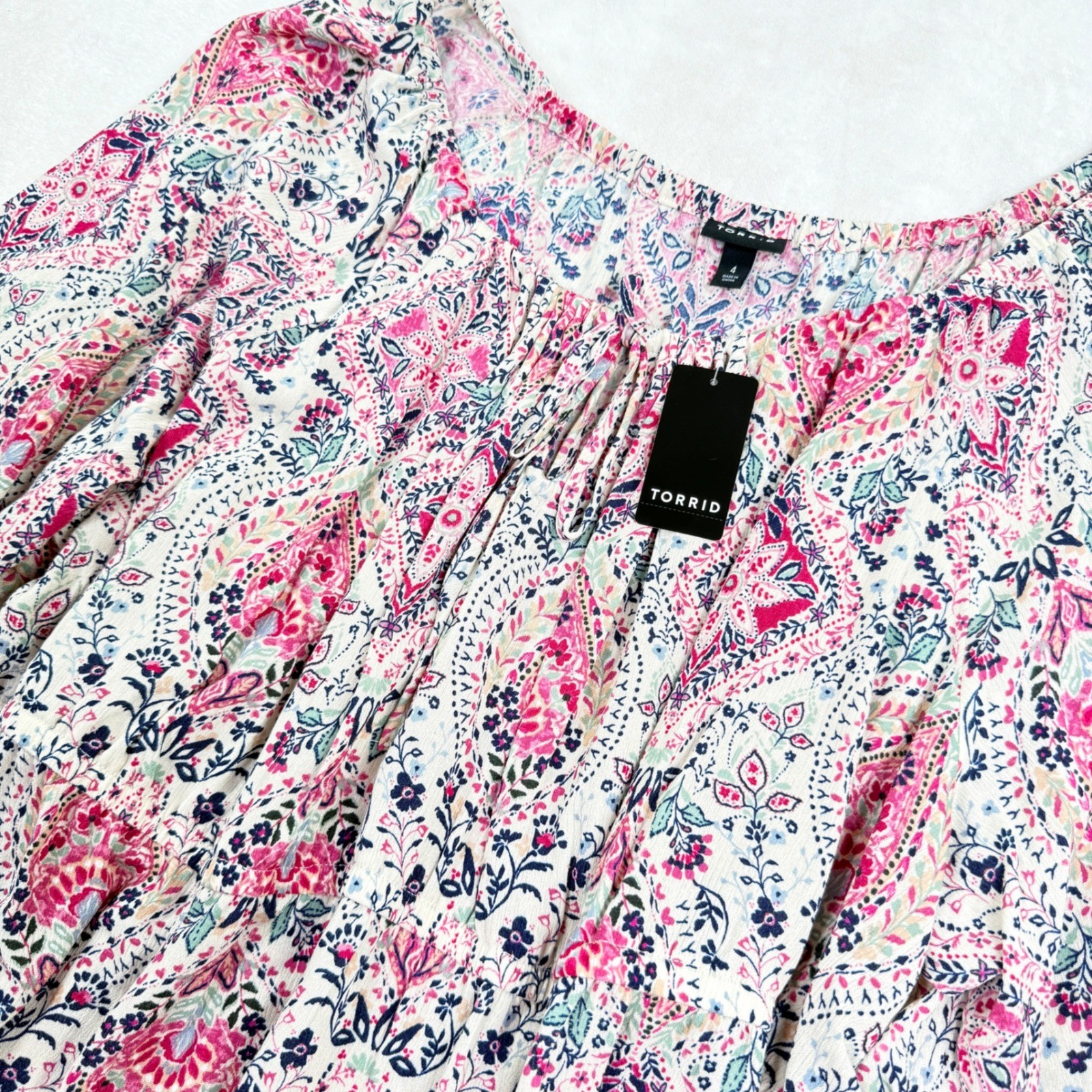Torrid Womens Plus Size 4 Pink Blue Paisley Medallion Babydoll Keyhole Top NEW Torrid Womens Plus Size 4 Pink Blue Paisley Medallion Babydoll Keyhole Top NEW