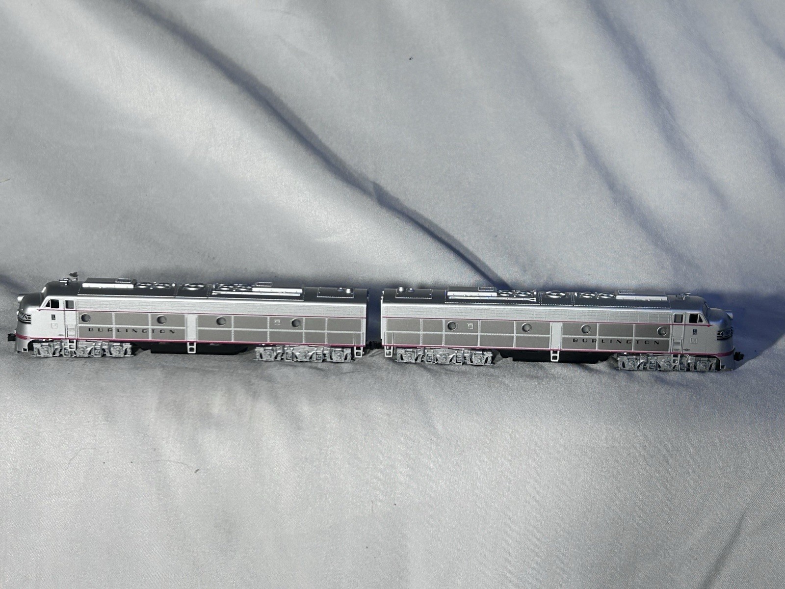 Brilliant KATO Burlington Route RR E-8/9A  A-A Diesel Engine Set #’s9954/75 N Ga