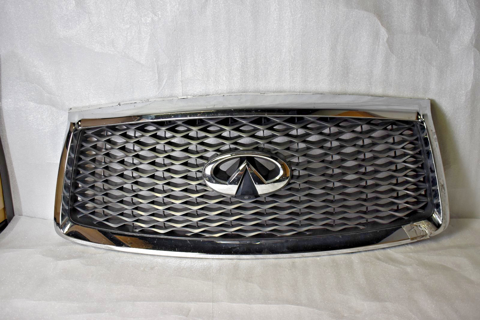 2018 2020 INFINITI QX80 UPPER GRILLE OEM FRONT GRILL WITH CAMERA 62310-6GW0A-01