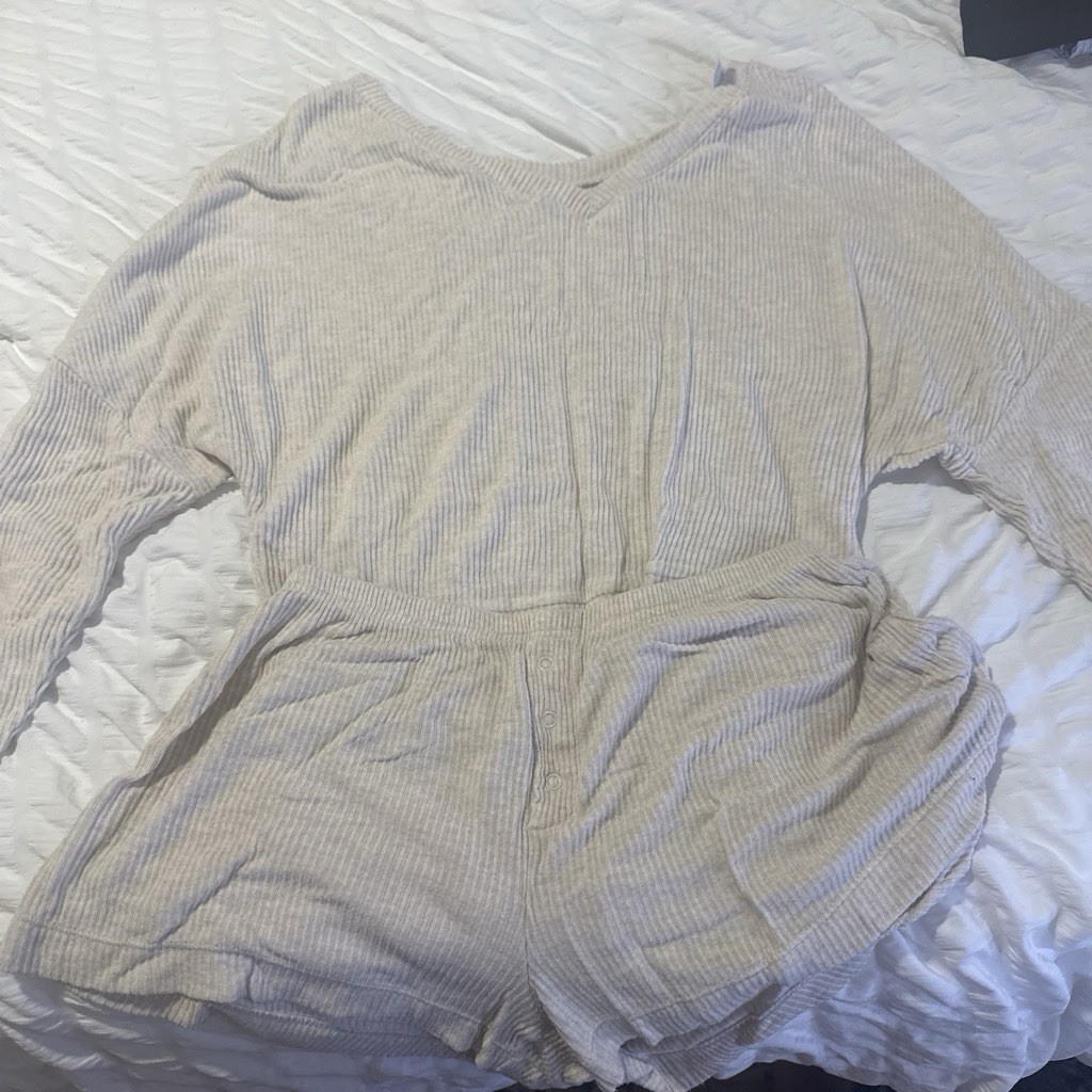 Auden Women’s Ribbed Lounge Set Long Sleeve Crew Neck Top + Shorts Beige XS