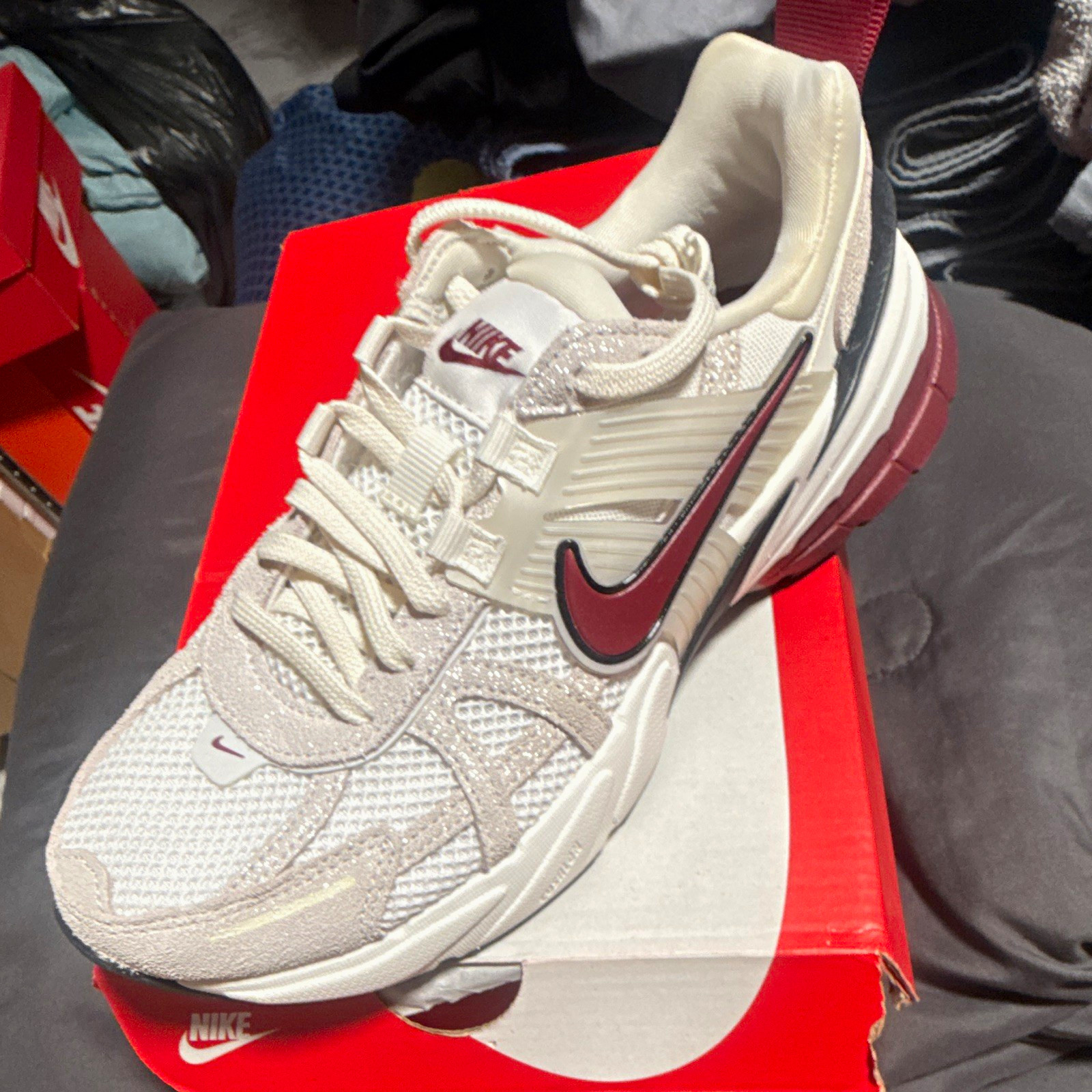 Nike V2K Run SE Women\'s Low Top Mesh Sneakers White/Black/Team Red HQ3500-100