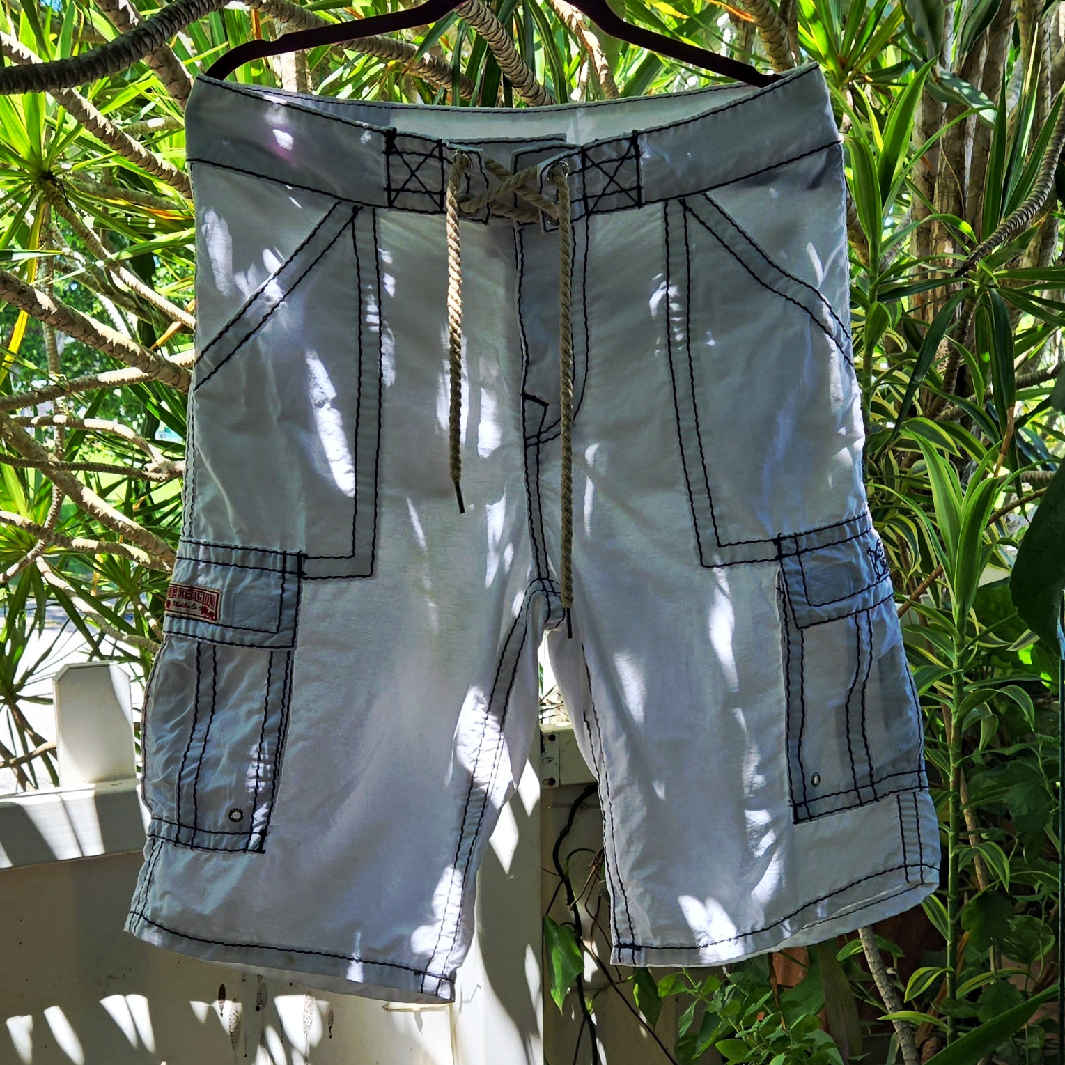 True Religion Men\'s Solid White Board Shorts Size 34 Drawstring Pockets Surf