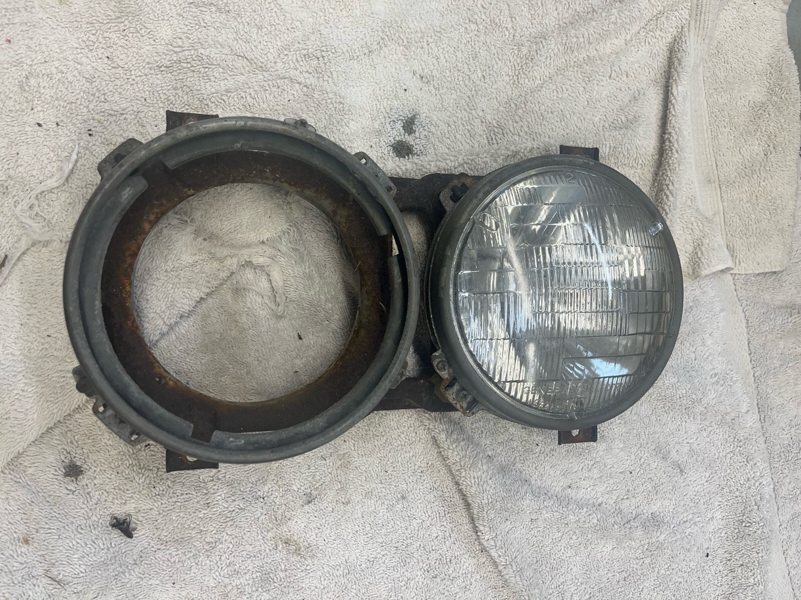 1979-1981 VW DASHER HEADLIGHT ASSEMBLY, BEZELS. MISSING ONE BULB. FAIR CONDITION