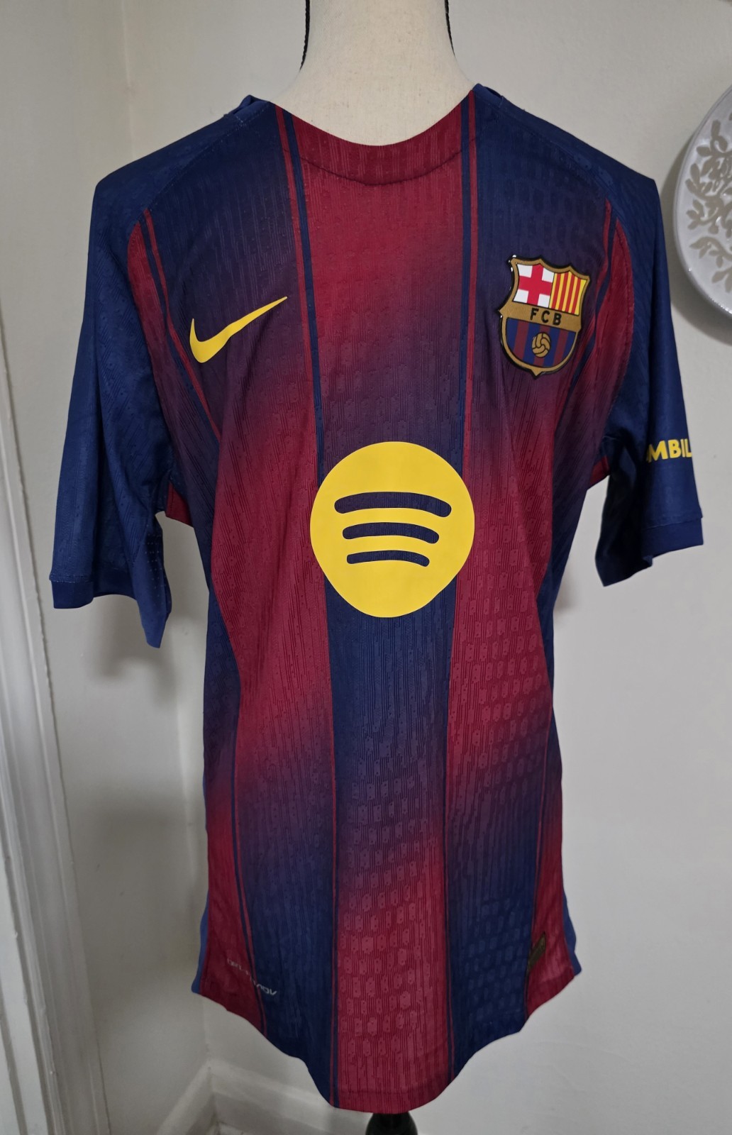 Brand New NIKE FC Barcelona 2025/2026 Home Jersey Size L NwT Brand New NIKE FC Barcelona 2025/2026 Home Jersey Size L NwT