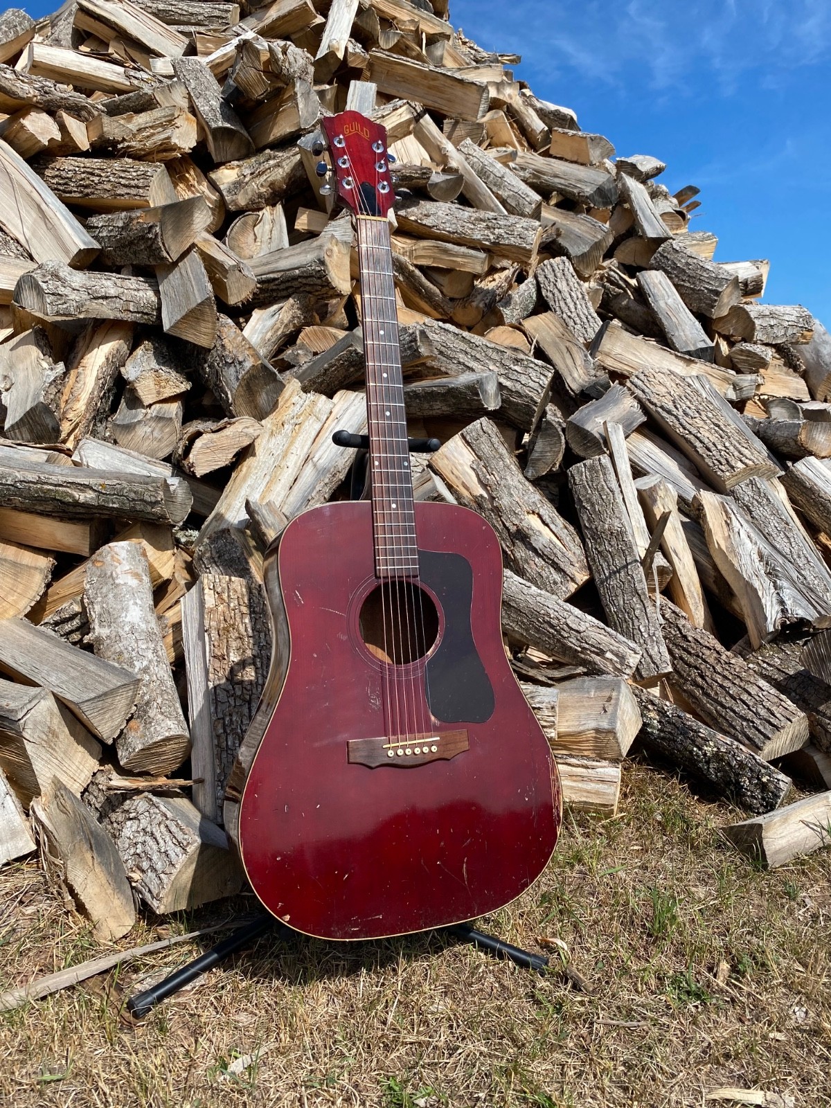 VINTAGE 1977 GUILD D25 CHERRY ACOUSTIC GUITAR MADE IN USA VINTAGE 1977 GUILD D25 CHERRY ACOUSTIC GUITAR MADE IN USA