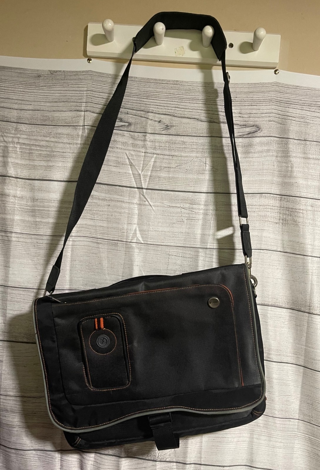 Targus Black Urban Messenger Laptop Shoulder Bag With Adjustable Strap