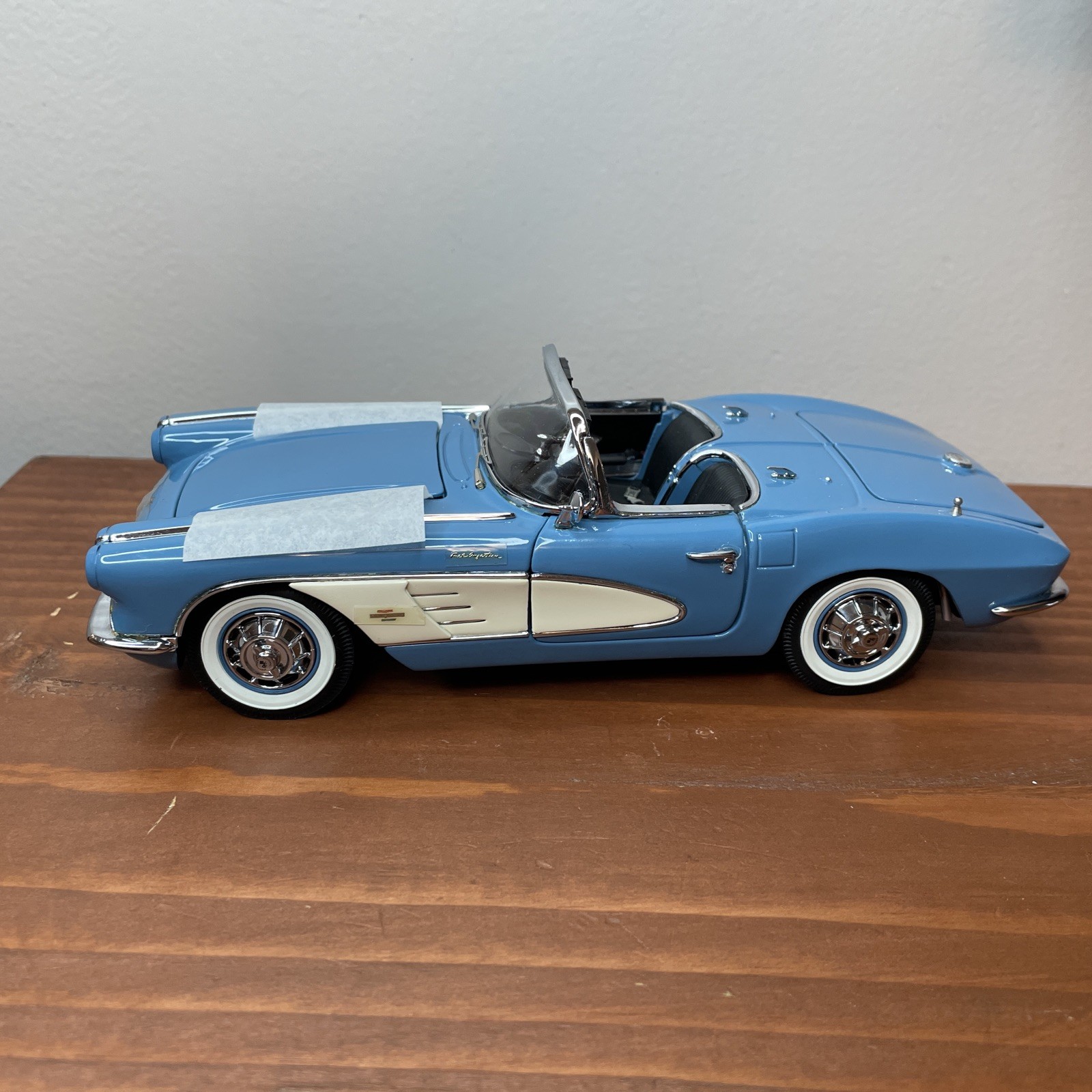Danbury Mint  1/24 1961 Chevy Corvette Limited Edition Blue