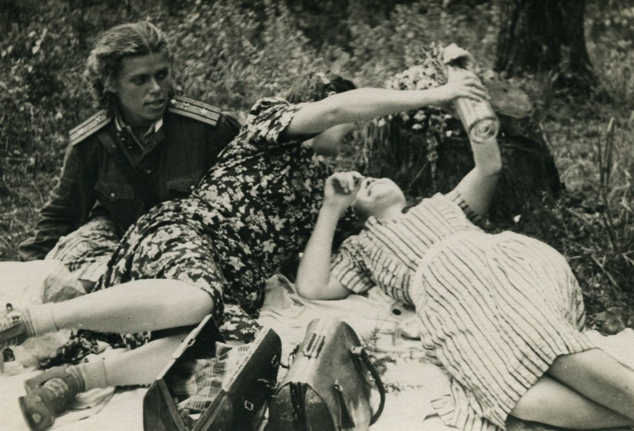 50's Pretty young women couple above to kiss lesbian int vintage photo