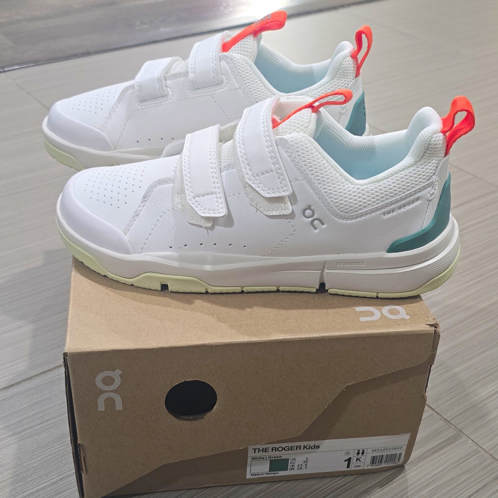 Brand NEW - On THE ROGER Kids Unisex Sneakers White/Green Hook & Loop US 1