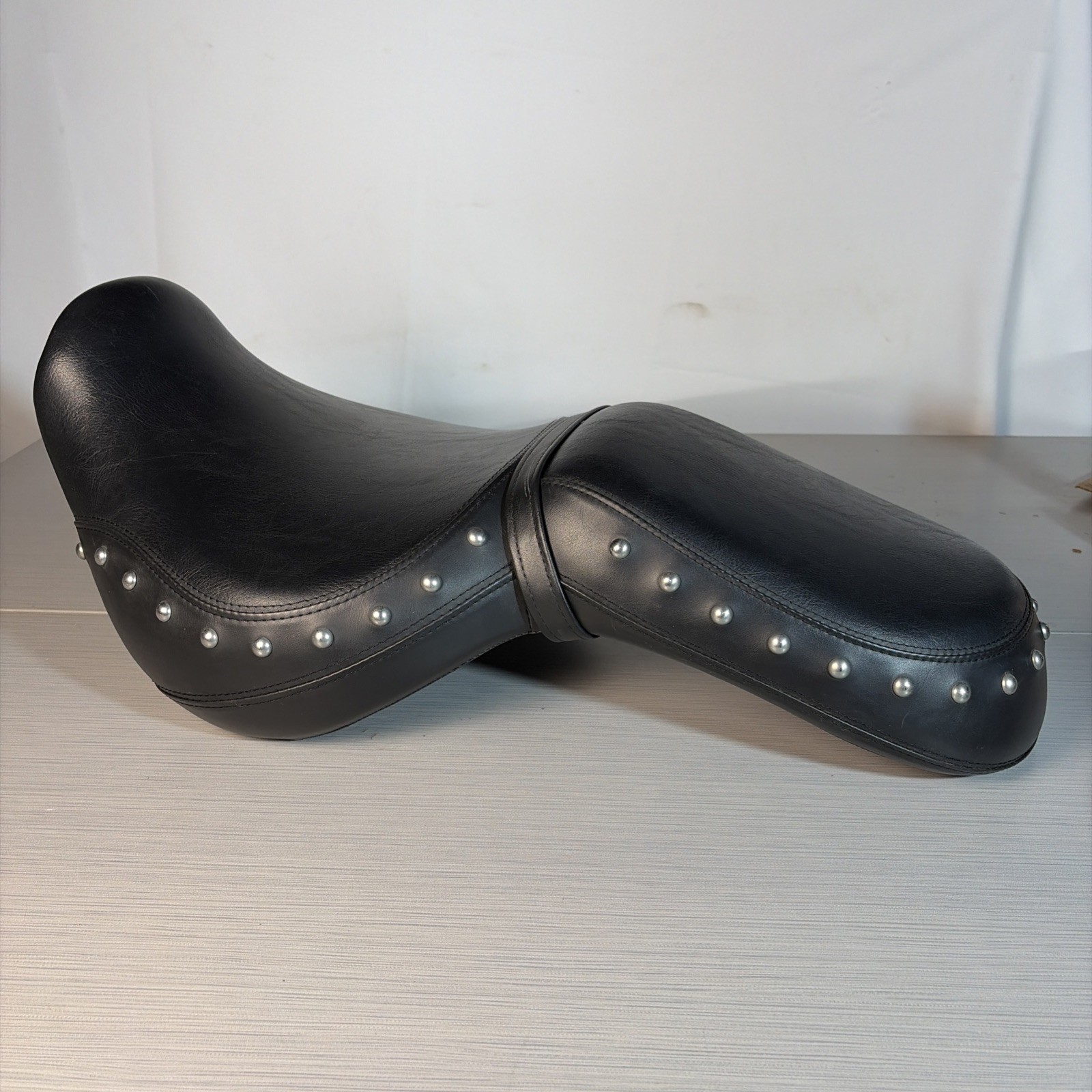 06-26 Kawasaki Vulcan 900 Classic OEM Studded Seat VN900