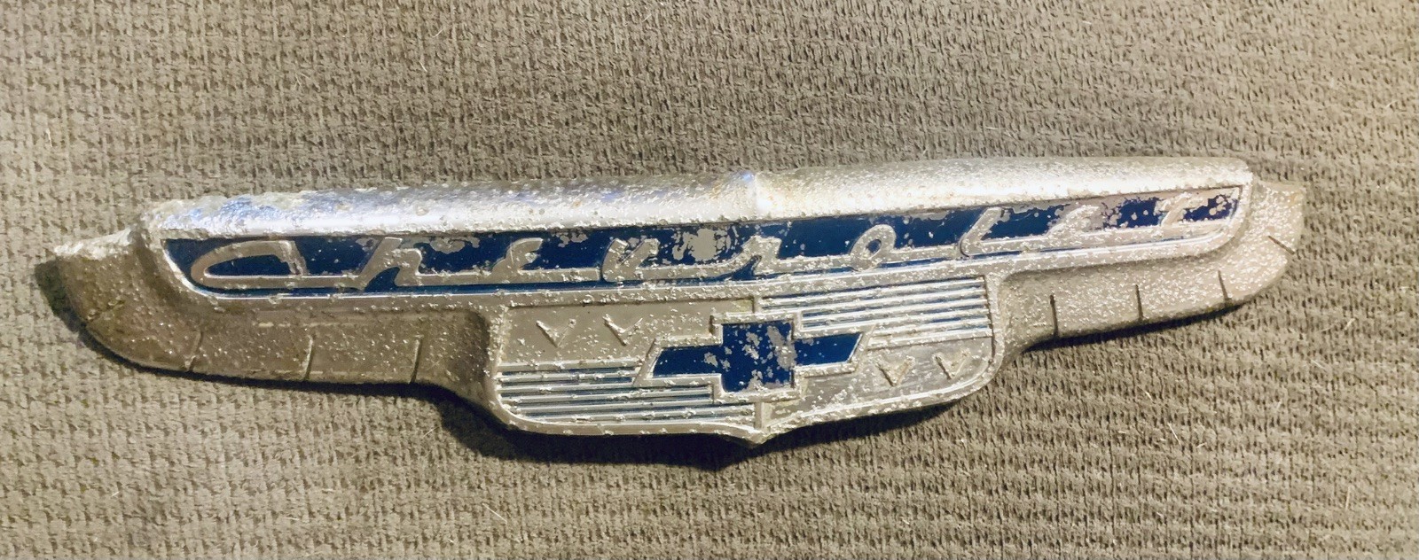Vintage Original 1952 Chevrolet styleline Fleetwood Hood Emblem 3699646 Patina