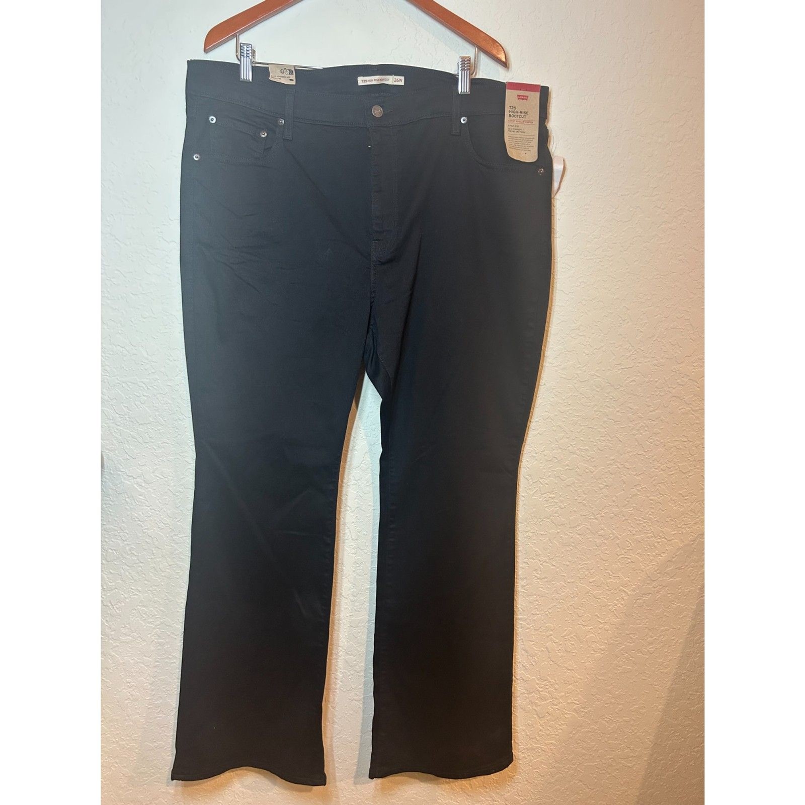NWT Levi’s 725 High Rise Bootcut Jeans 26W M Black Plus Size NWT Levi’s 725 High Rise Bootcut Jeans 26W M Black Plus Size