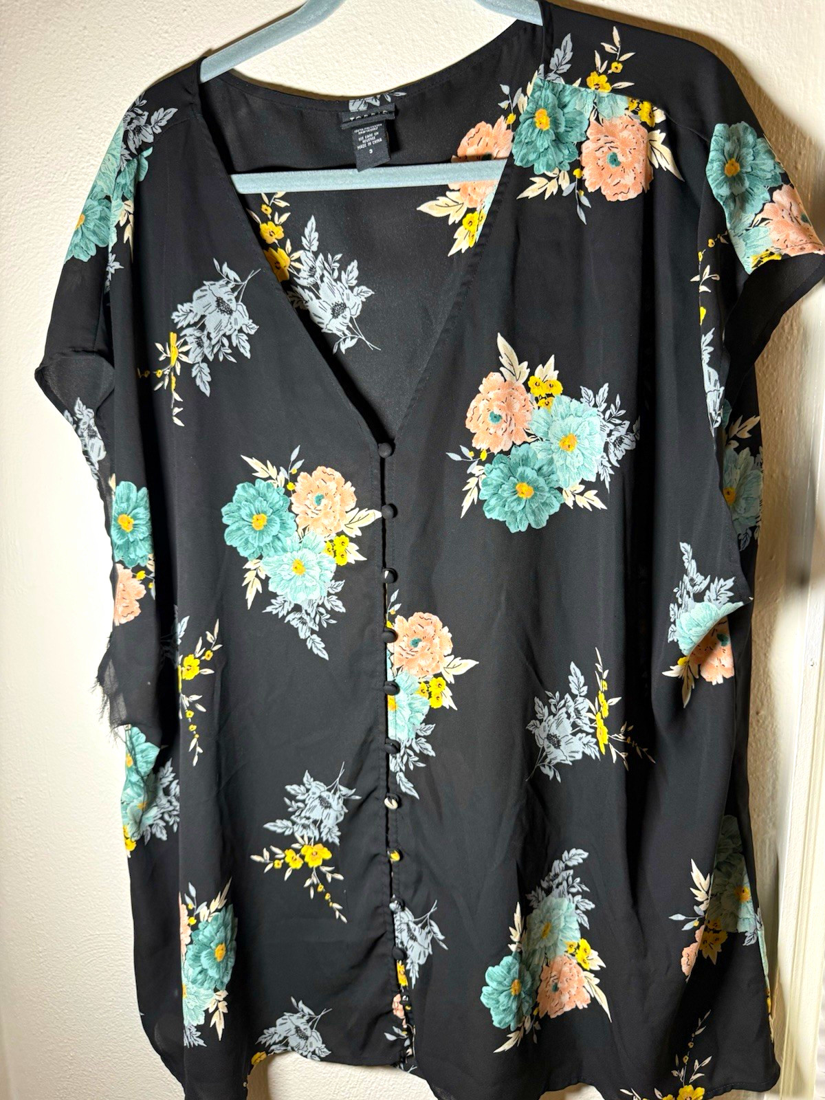 Torrid Women\'s Size 3 Black Floral Sheer Chiffon Button Front V-Neck Blouse Torrid Women\'s Size 3 Black Floral Sheer Chiffon Button Front V-Neck Blouse