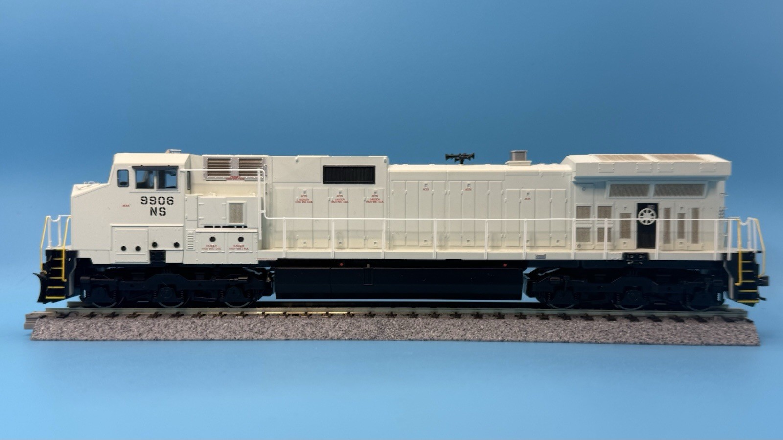 Athearn 79886 HO Norfolk Southern NS 9906 Dash 9-40CW Gray Ghost DCC Ready