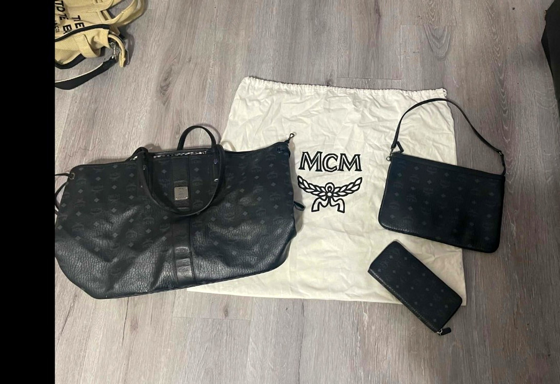 3 Piece MCM  Large Bag Sith Zipper  With Dust Bag Pouch. Has Few Spts Inside.