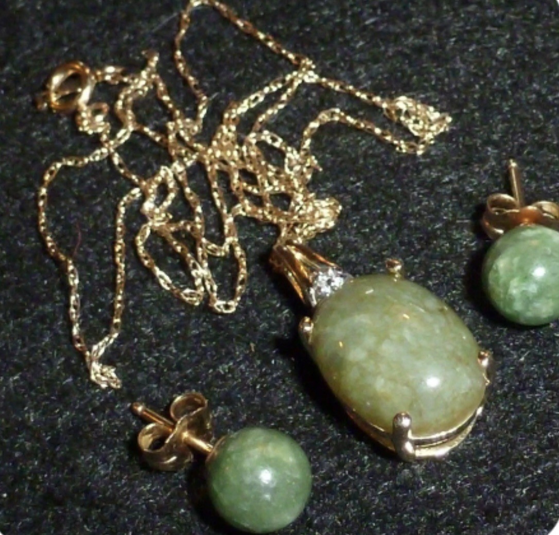 14K SOLID YELLOW GOLD OVAL-CUT JADEITE PENDANT, STUD EARRINGS & 14K NECKLACE SET 14K SOLID YELLOW GOLD OVAL-CUT JADEITE PENDANT, STUD EARRINGS & 14K NECKLACE SET