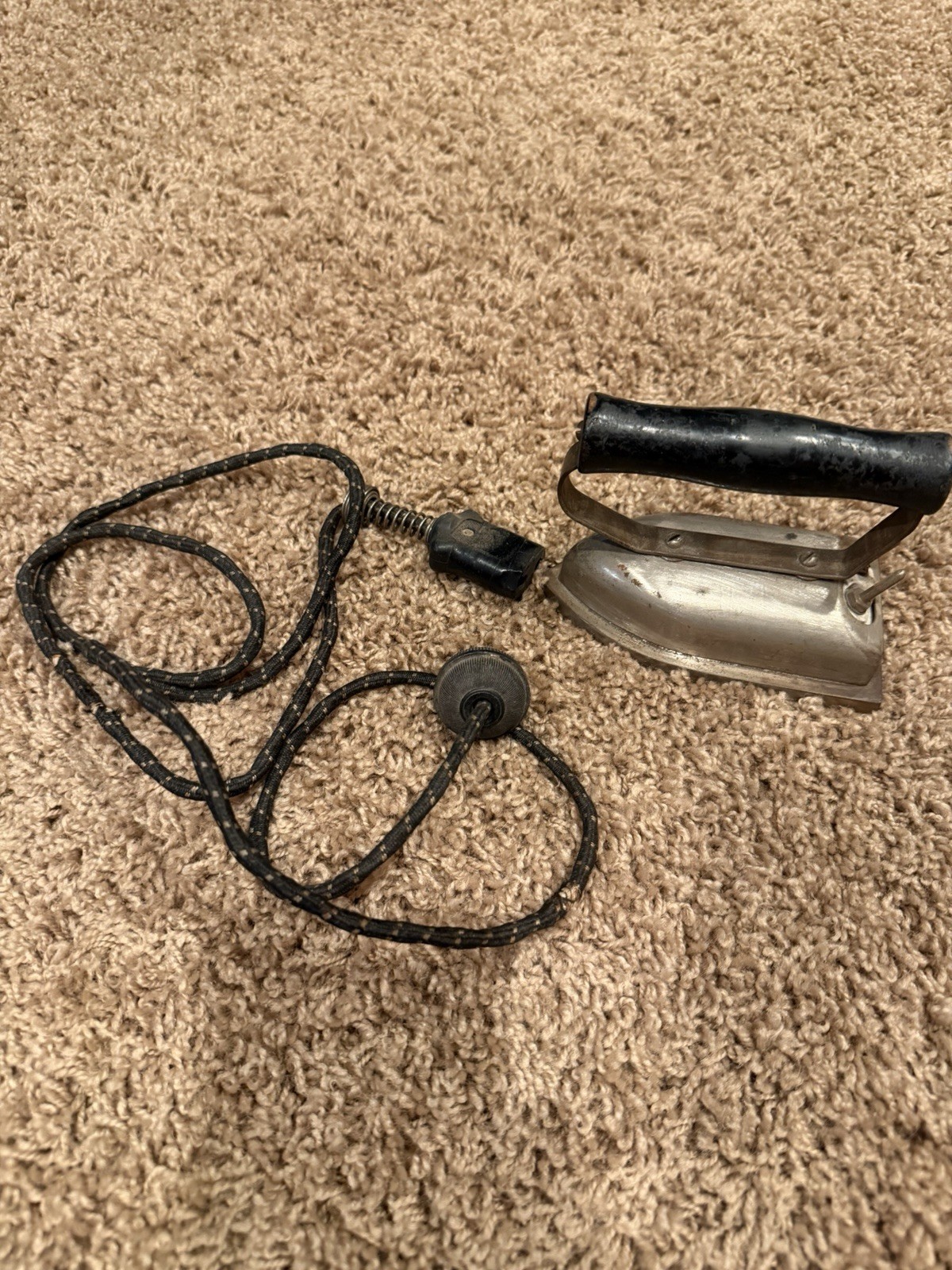 Vintage Travel Iron Sears Roebuck & Company 100-130 Volt Tested Works Vintage Travel Iron Sears Roebuck & Company 100-130 Volt Tested Works