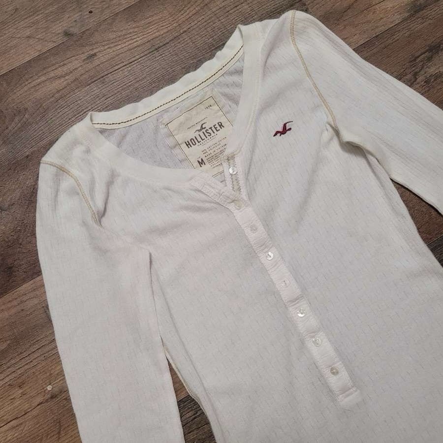 Women’s Y2K Hollister Icon Henly White Long Sleeve Fitted Babydoll Shirt Size M Women’s Y2K Hollister Icon Henly White Long Sleeve Fitted Babydoll Shirt Size M