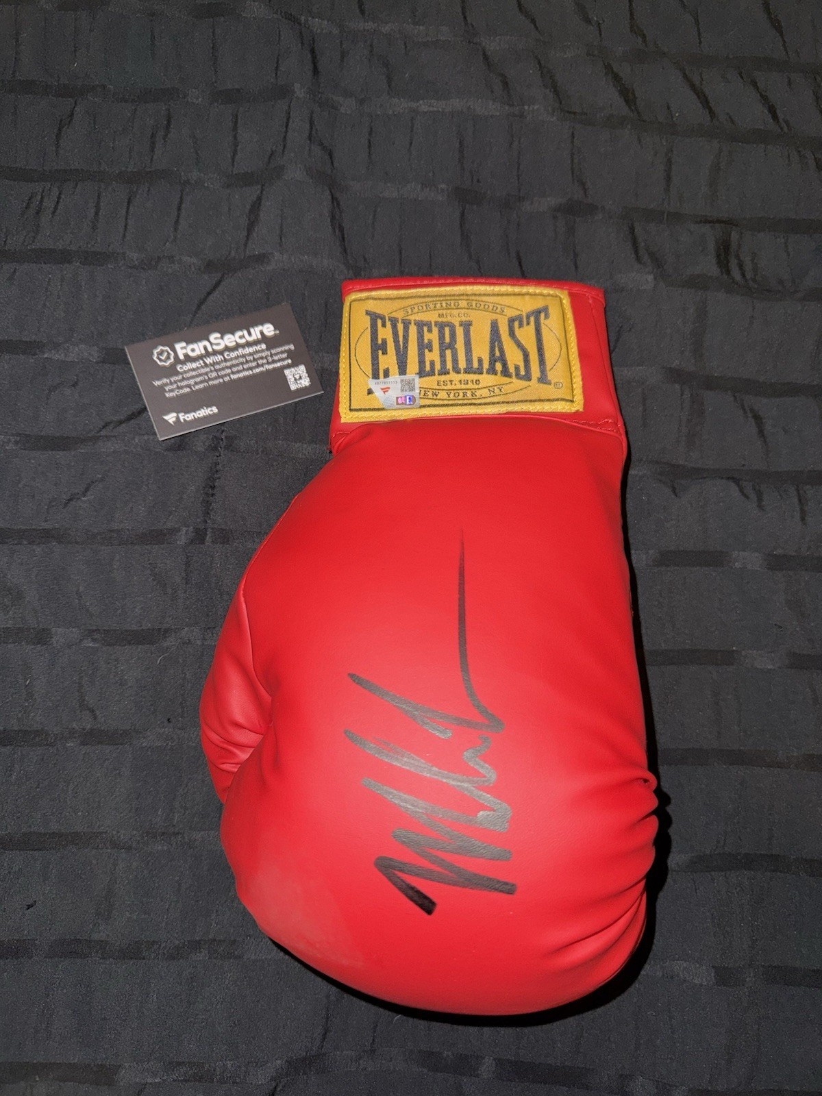 Everlast Boxing Gloves Mike Tyson Fanatics Authenticated (A+ Condition FLAWLESS) Everlast Boxing Gloves Mike Tyson Fanatics Authenticated (A+ Condition FLAWLESS)