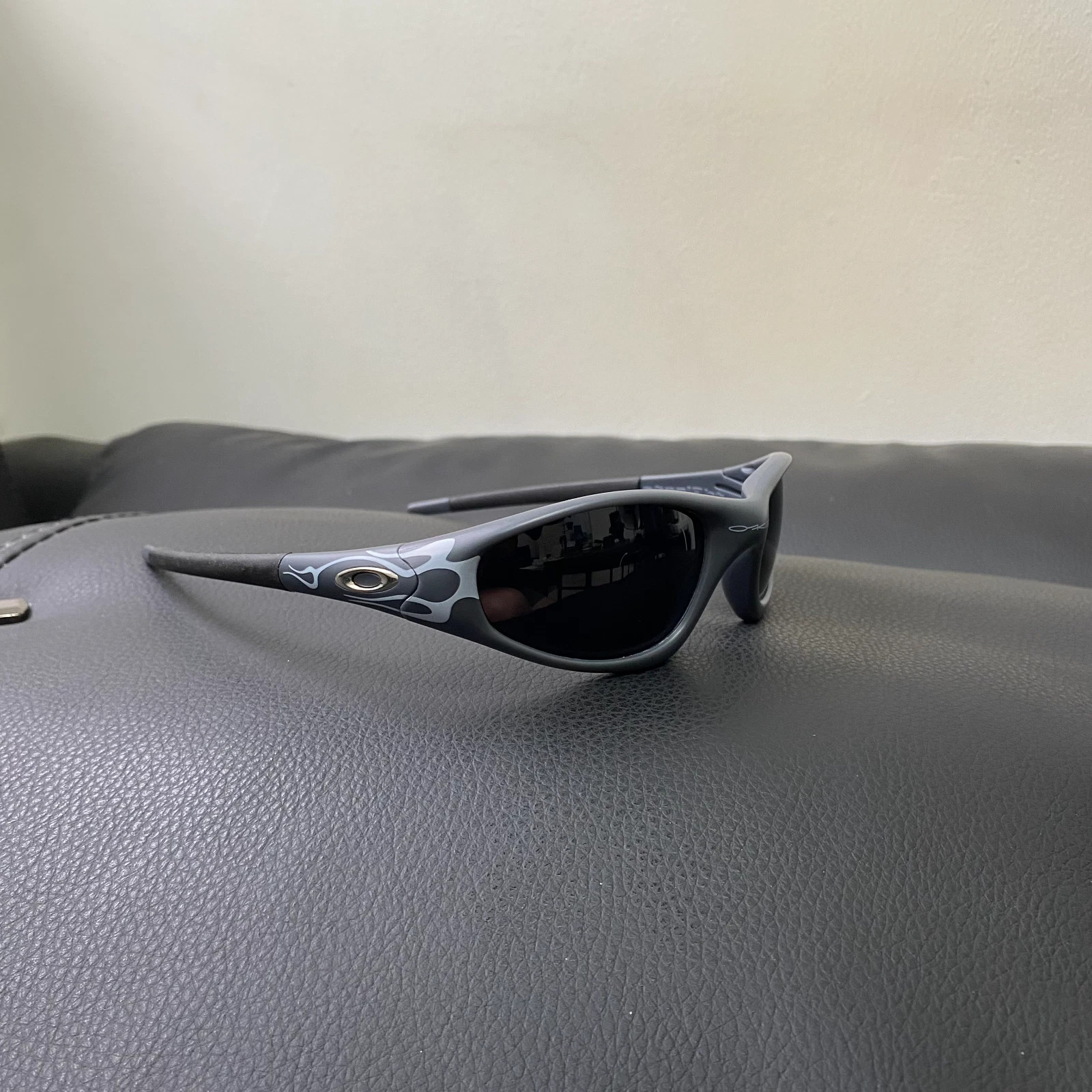 Vintage 90S Oakley Straight Jacket 99 Muzm Sunglasses Black Lenses Grey Frames