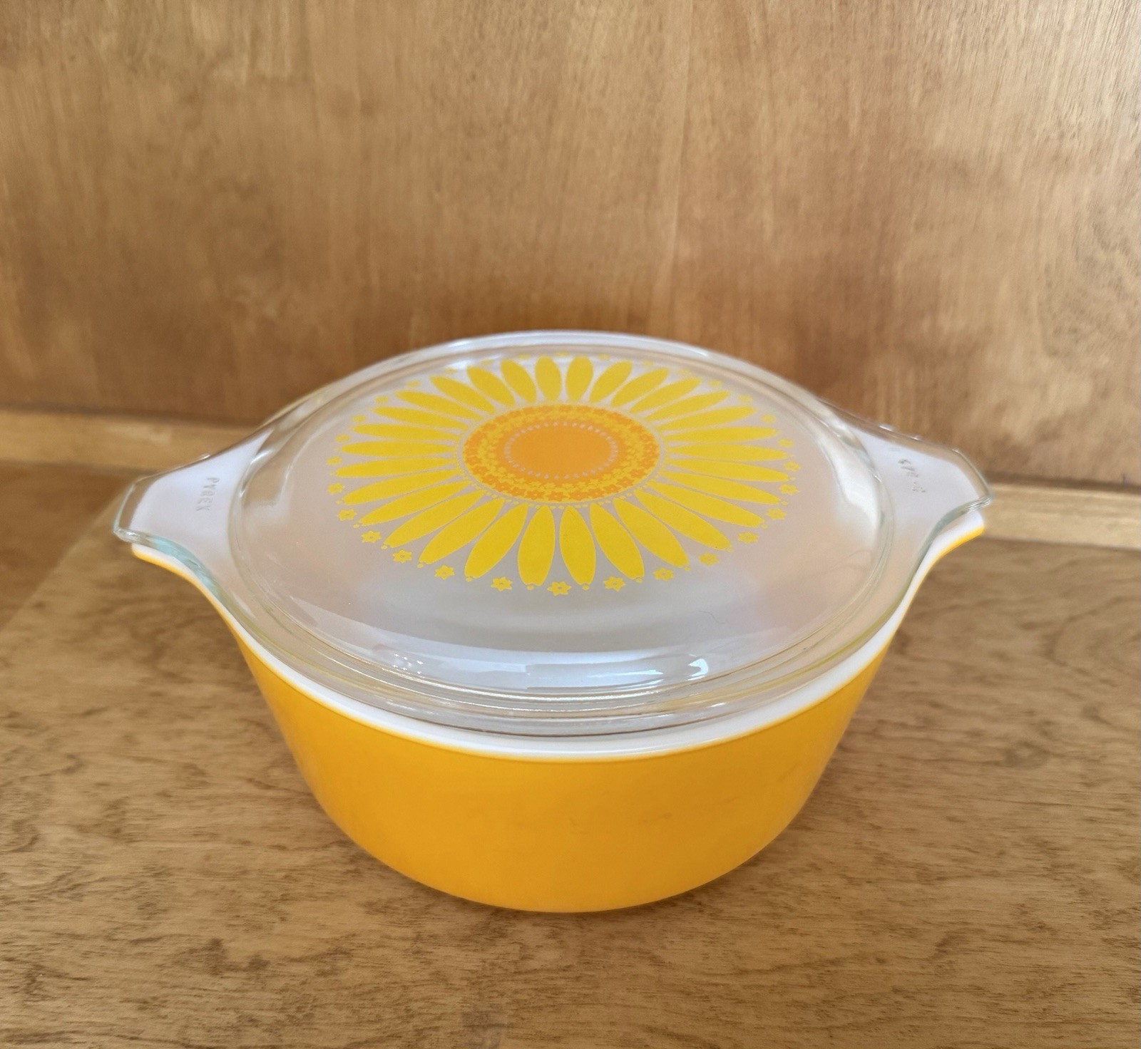 VTG Pyrex Daisy/Sunflower 1.5qt Casserole 474 w/lid, Yellow/orange base EUC Nice VTG Pyrex Daisy/Sunflower 1.5qt Casserole 474 w/lid, Yellow/orange base EUC Nice