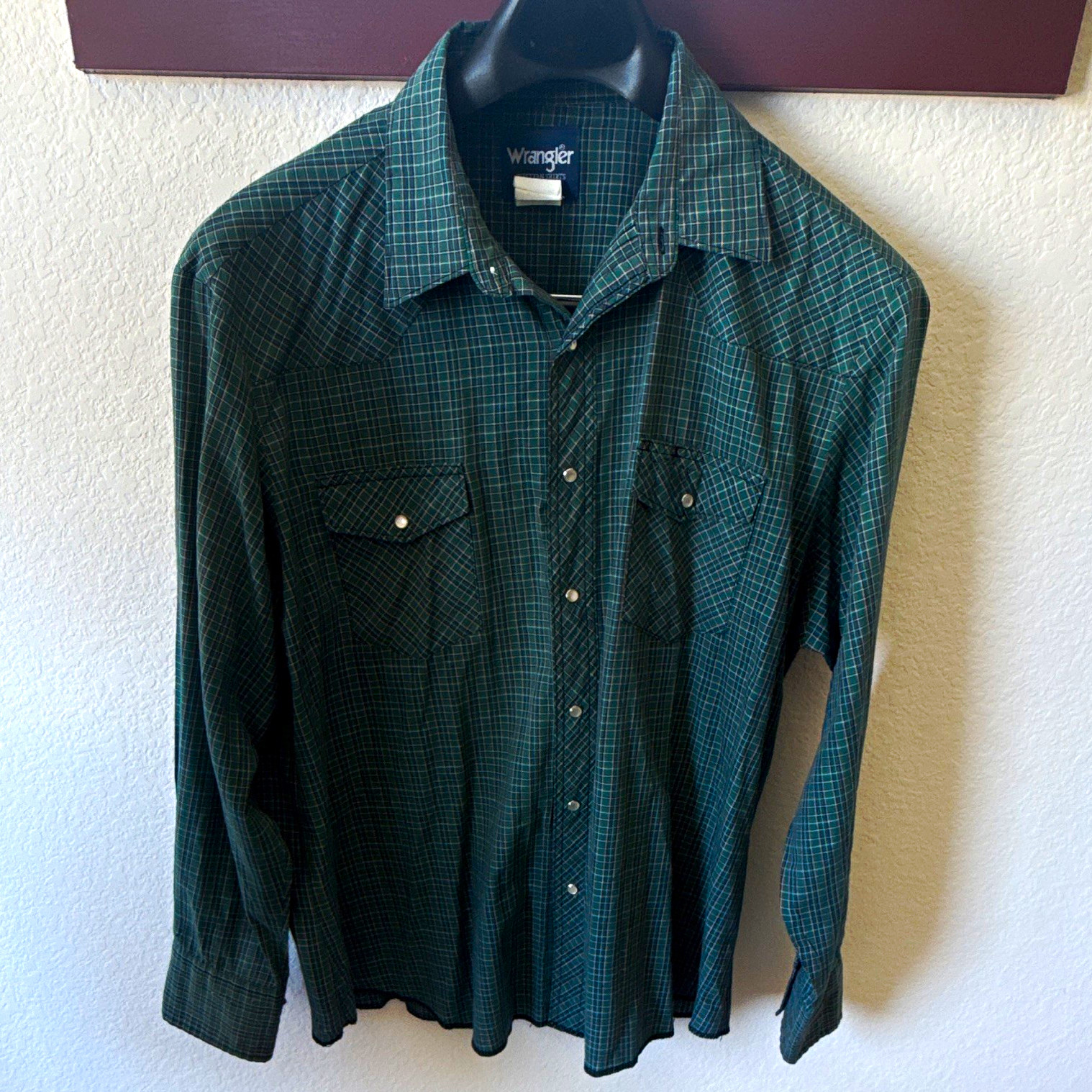 Wrangler vintage Men’s XL Green Plaid Long Sleeve Button-Up Shirt Point Collar Wrangler vintage Men’s XL Green Plaid Long Sleeve Button-Up Shirt Point Collar