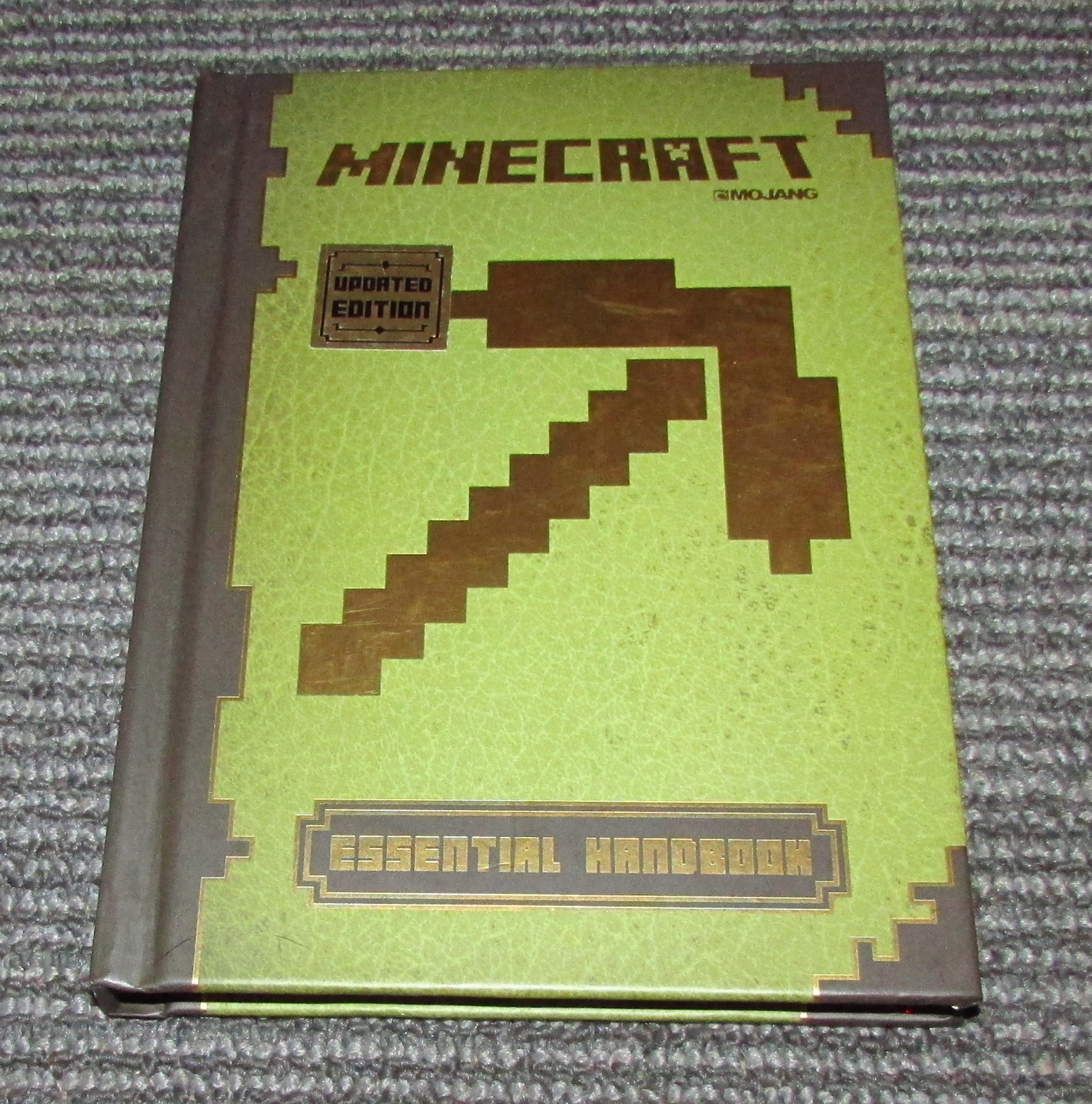 Minecraft: Essential Handbook (Updated Edition): An Official Mojang Book