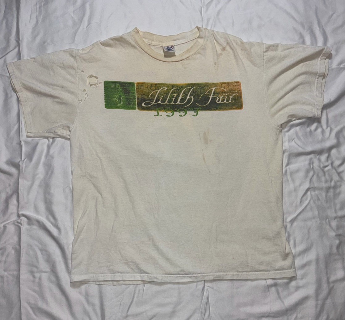 Delta Lilith Fair Tour 1997s Graphic Tee Beign Short Sleeve with its conditions