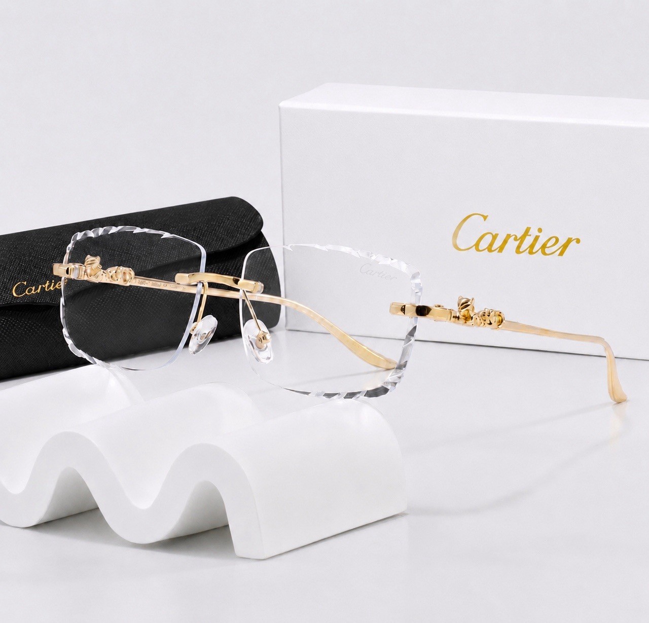 Cartier Décor Panthère Rare Collection Diamond Cut Clear Lens Gold Frame. Cartier Décor Panthère Rare Collection Diamond Cut Clear Lens Gold Frame.