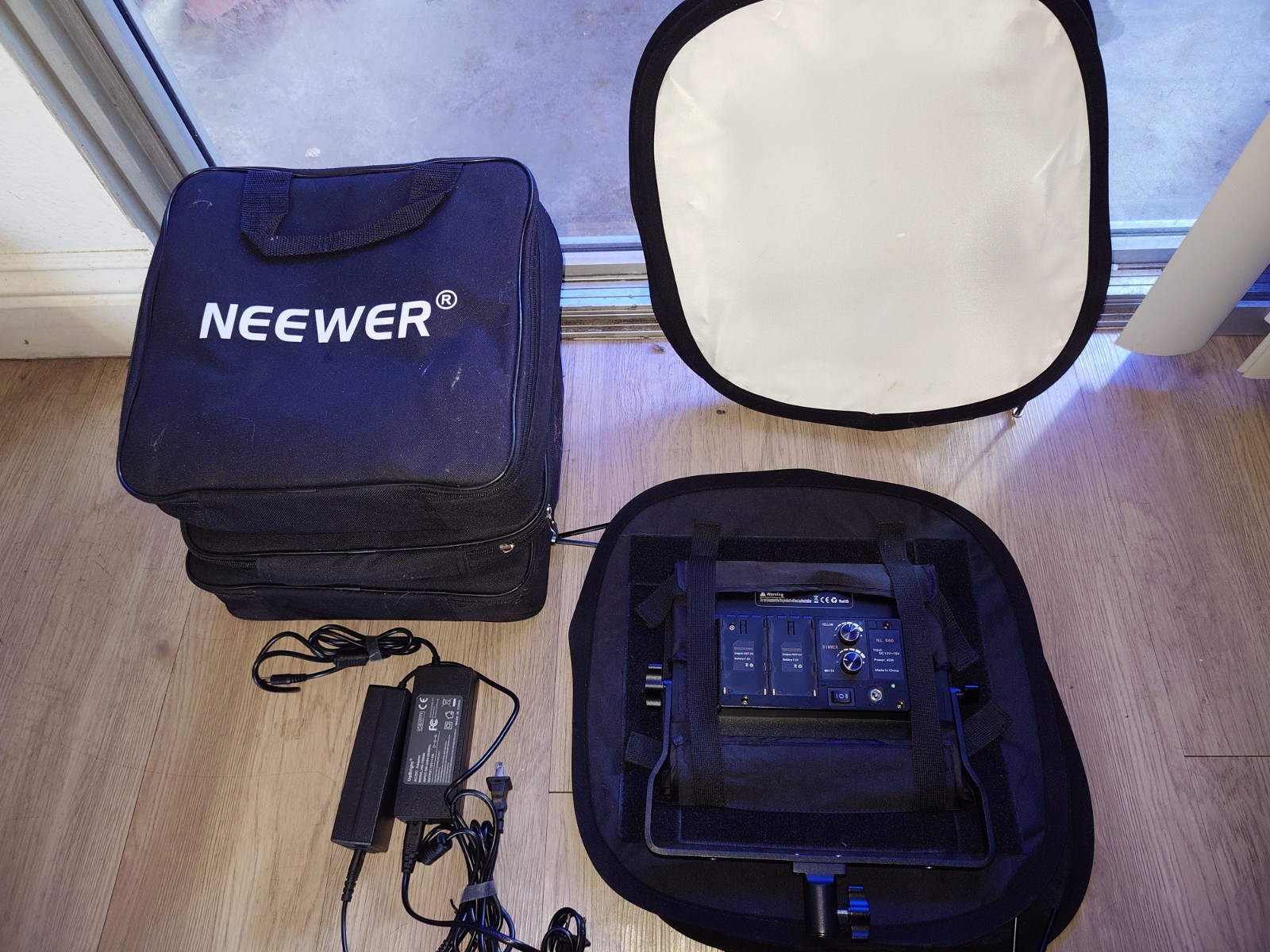 Neewer 660 LED Light Panel Used -Complete with AC Adapter,Case read description