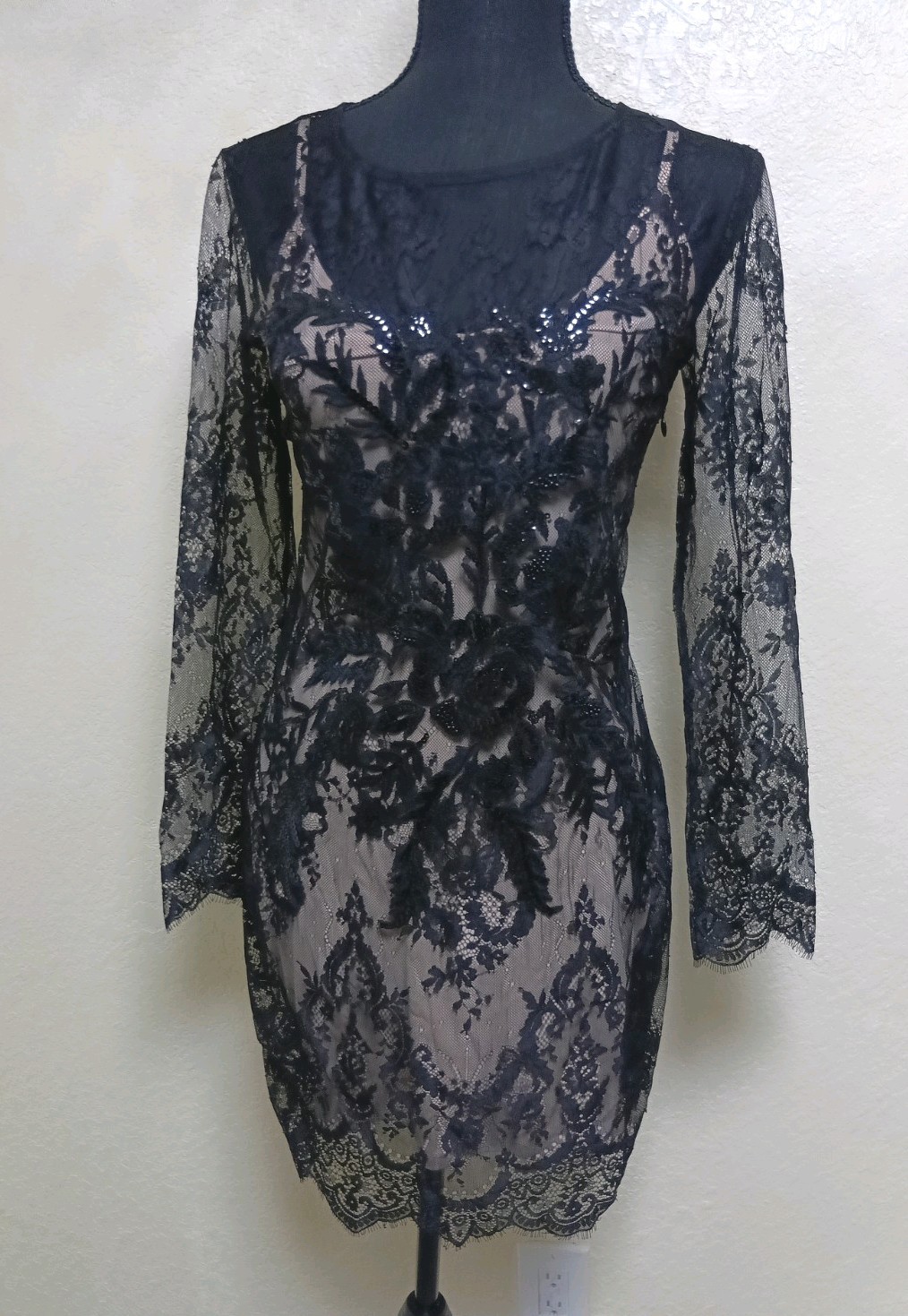 NWT Express Women\'s Black Lace Dress Size 4 sheer nude lining scallop hem NWT Express Women\'s Black Lace Dress Size 4 sheer nude lining scallop hem