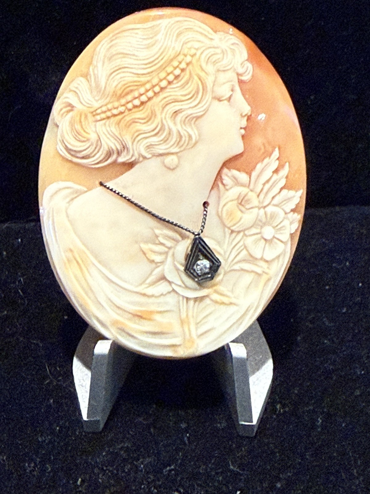 Antique Shell Cameo Wearing 14kt White Gold Necklace with Genuine Diamond Antique Shell Cameo Wearing 14kt White Gold Necklace with Genuine Diamond