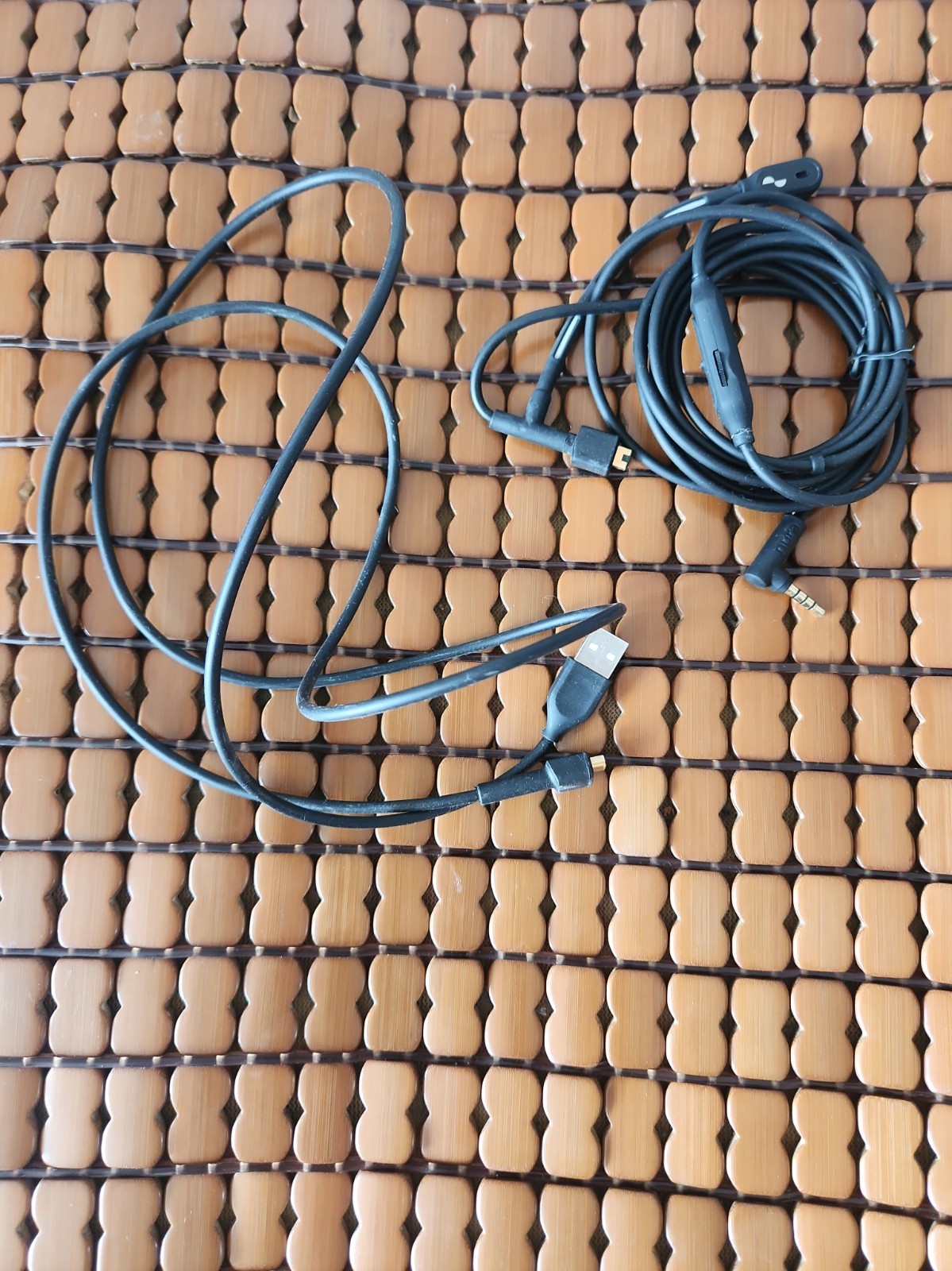 nuraphone micphone  and charge line work well